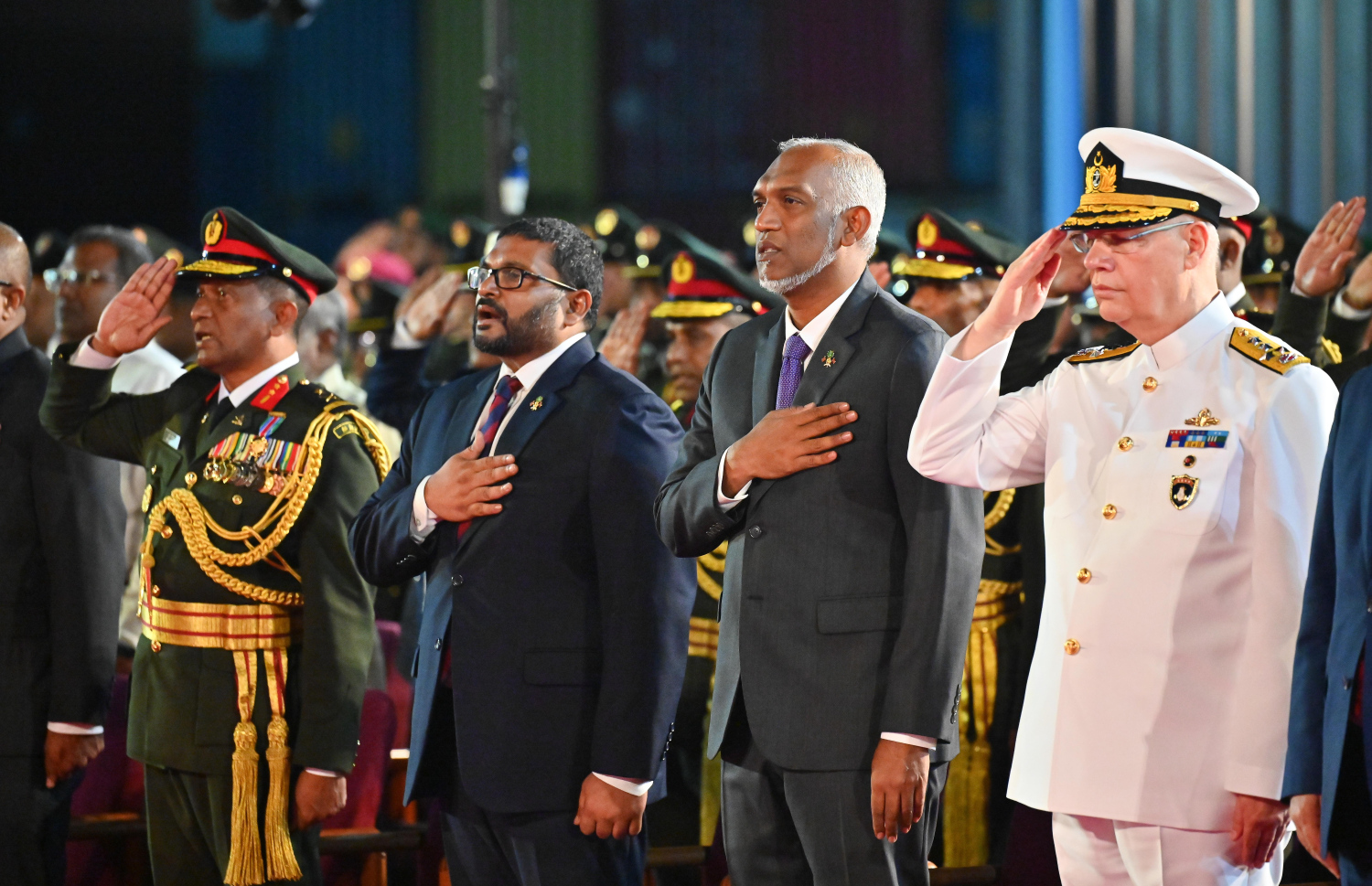 ތުރުކީ ސަރުކާރުން ހަދިޔާކުރާ އަސްކަރީ މަނަވަރު ޓީސީޖީ ވޮލްކަން (ޕީ-343) އެމްއެންޑީއެފާ ރަސްމީކޮށް ހަވާލުކުރުމަށް ރޭ ހުޅުމާލެ އެމްޕީއެލް ސަރަހައްދުގައި ބޭއްވި ހާއްސަ ރަސްމިއްޔާތުގައި ރައީސް ޑރ. މުހައްމަދު މުއިއްޒުގެ އިތުރުން ސަރުކާރުގެ ބައެއް އިސްވެރިން ބައިވެރިވެވަޑައިގަންނަވަނީ.-- ފޮޓޯ: ނިޝާން އަލީ | މިހާރު