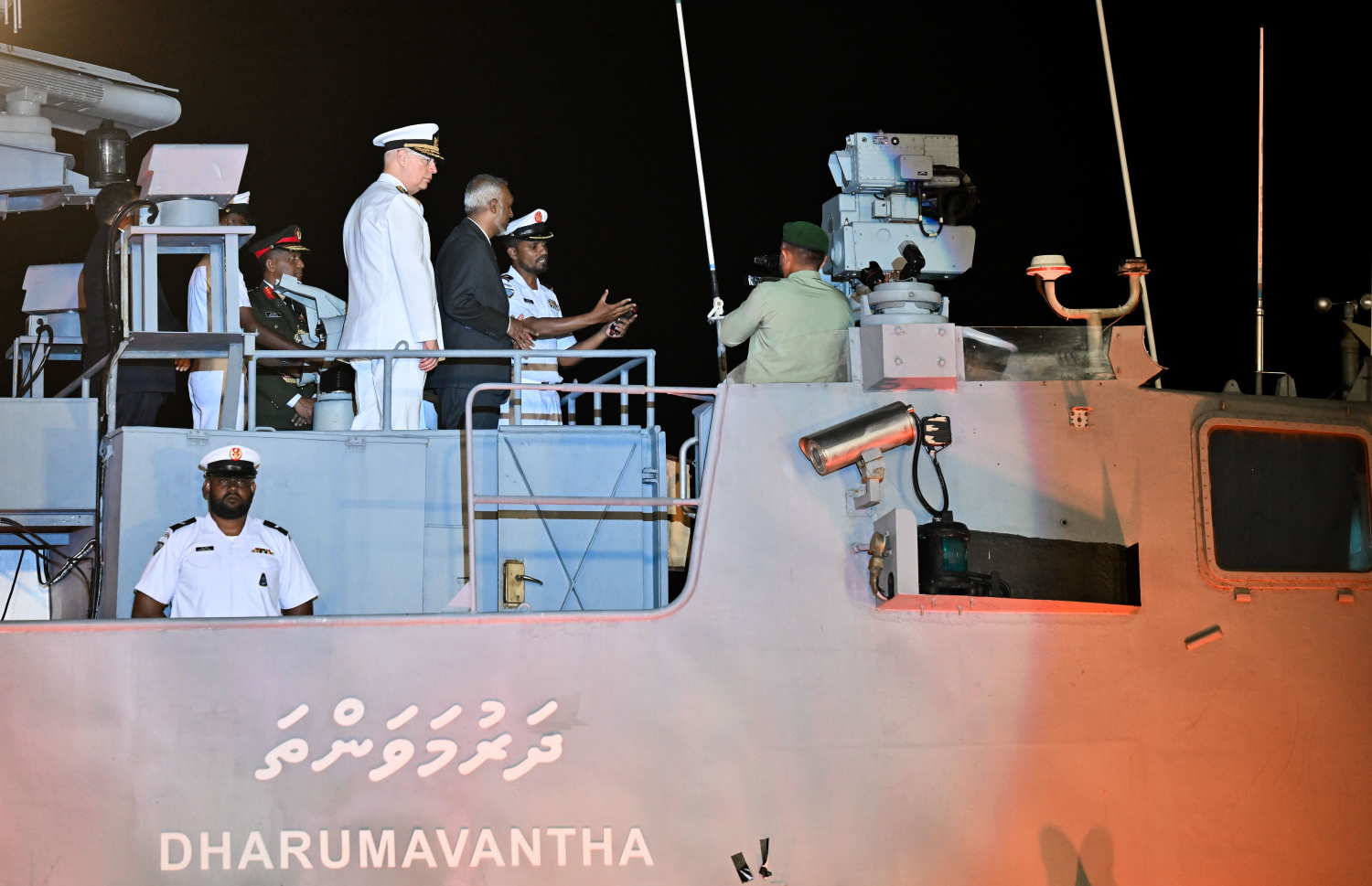 ތުރުކީ ސަރުކާރުން ހަދިޔާކުރާ އަސްކަރީ މަނަވަރު ޓީސީޖީ ވޮލްކަން (ޕީ-343) އެމްއެންޑީއެފާ ރަސްމީކޮށް ހަވާލުކުރުމަށް ރޭ ހުޅުމާލެ އެމްޕީއެލް ސަރަހައްދުގައި ބޭއްވި ހާއްސަ ރަސްމިއްޔާތުގައި ރައީސް ޑރ. މުހައްމަދު މުއިއްޒުގެ މަނަވަރު ބައްލަވާލައްވަނީ.-- ފޮޓޯ: ނިޝާން އަލީ | މިހާރު