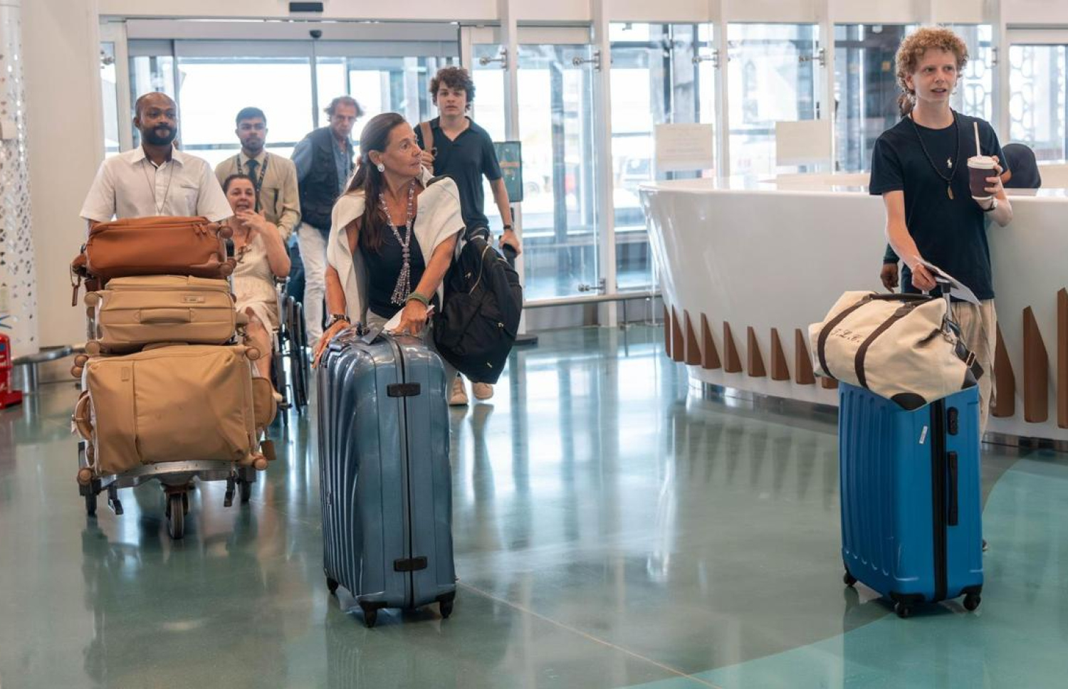 ބިއޮންޑް އެއާލައިނުން މިއަދު ރާއްޖެ އައި ޓޫރިސްޓުންތަކަށް ވެލާނާ އިންޓަނޭޝަނަލް އެއާޕޯޓުގެ އާ ޓާމިނަލްގައި.---ފޮޓޯ: އެމްއޭސީއެލް