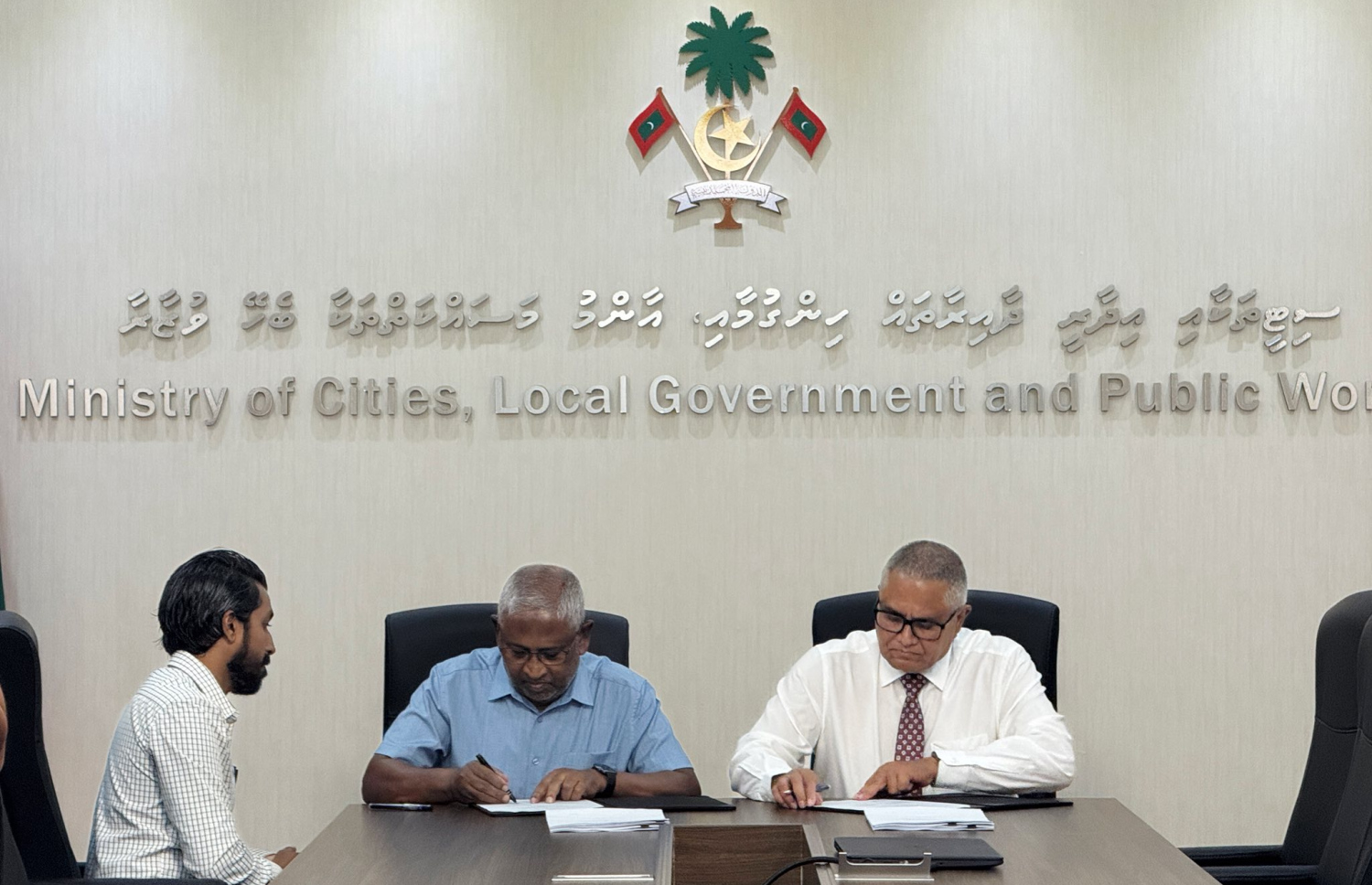 ކައުންސިލްތަކުގެ އާ އިމާރާތް އެޅުމަށް އާރުސީސީއާއެކު އެއްބަސްވުމުގައި ސޮއިކުރުމަށް ބޭއްވި ރަސްމިއްޔާތު.-- ފޮޓޯ: ލޯކަލް ގަވަނެންސް މިނިސްޓްރީ