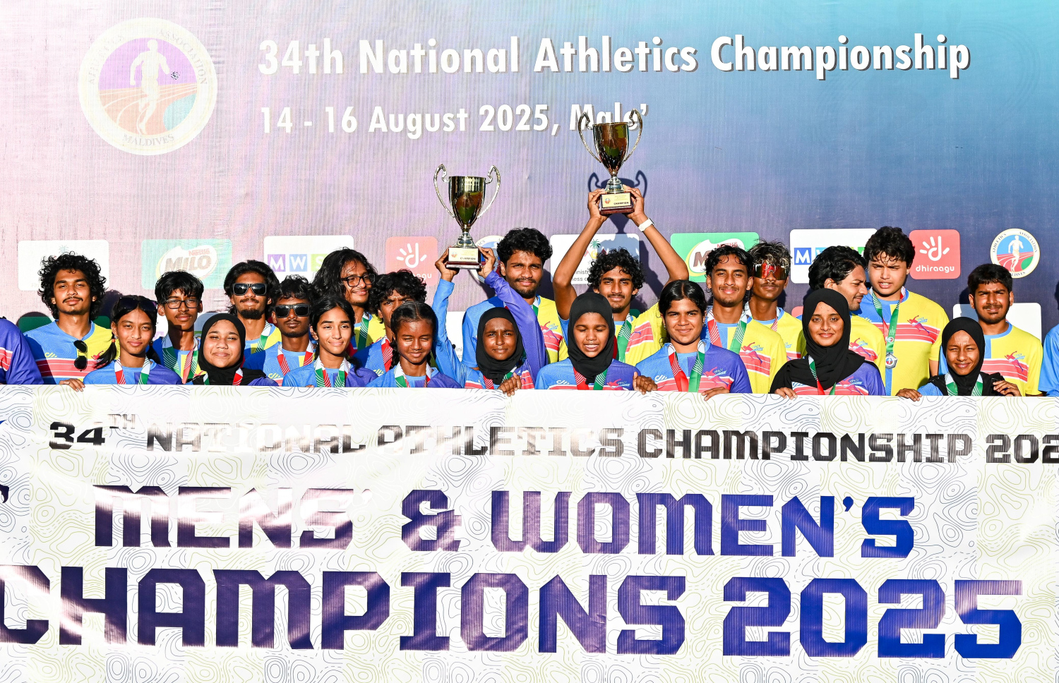 ގައުމީ މުބާރާތުގެ އެންމެ މޮޅު އަންހެން އަދި ފިރިހެން ޑިވިޝަނުން ވެސް އެއްވަނަ ޓީމުގެ މަގާމު ހޯދި ޓްރެކް އެންޑް ފީލްޑްގެ އެތުލީޓުން --- ފޮޓޯ: ފަޔާޒު މޫސާ | މިހާރު
