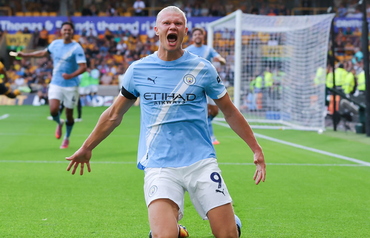 ވްލުވްސްގެ މެޗުގައި ދެ ލަނޑު ޖެހީ ހާލަންޑް އުފާފާޅު ކުރަނީ --- ފޮޓޯ: ގެޓީ އިމޭޖަސް