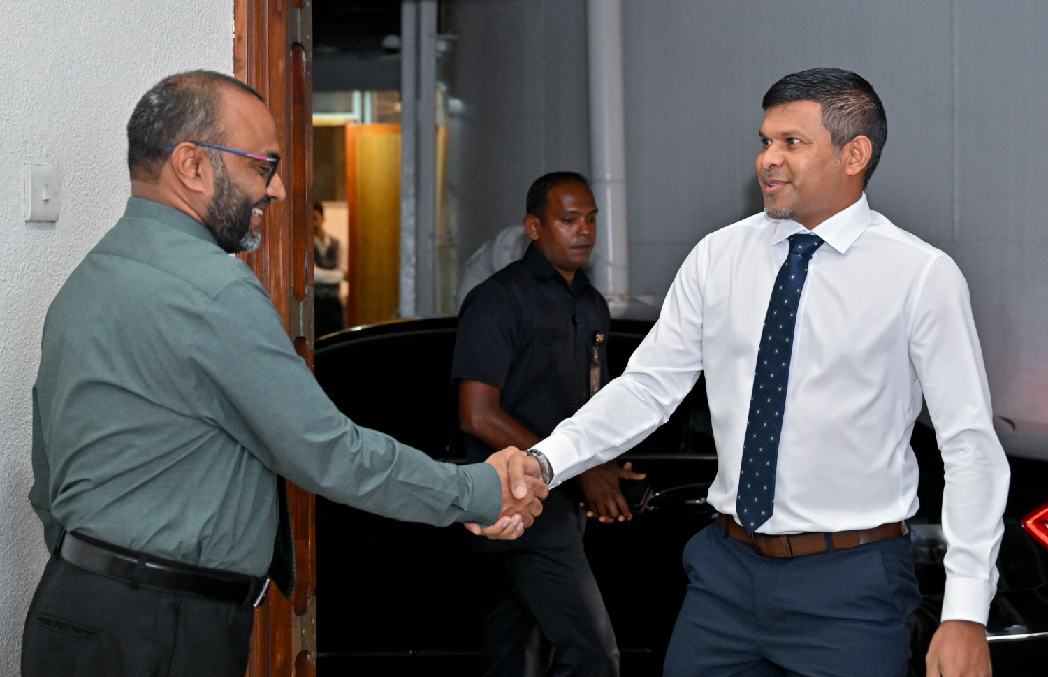 ޒަކާތު ފަންޑުން ދޭ ސްކޮލަޝިޕްގެ ފުރުސަތު ލިބުނު ފަރާތްތަކަށް ލިޔުން ހަވާލުކުރުމަށް ބޭއްވި ރަސްމިއްޔާތަށް ނައިބު ރައީސް ހުސެއިން މުހައްމަދު ލަތީފް ވަޑައިގަތުމުން  އިސްލާމިކް މިނިސްޓަރު ޑރ. މުހައްމަދު ޝަހީމް އަލީ ސައީދު މަރުހަބާ ދަންނަވާ ސަލާންކުރައްވަނީ -- ފޮޓޯ: ރައީސް އޮފީސް