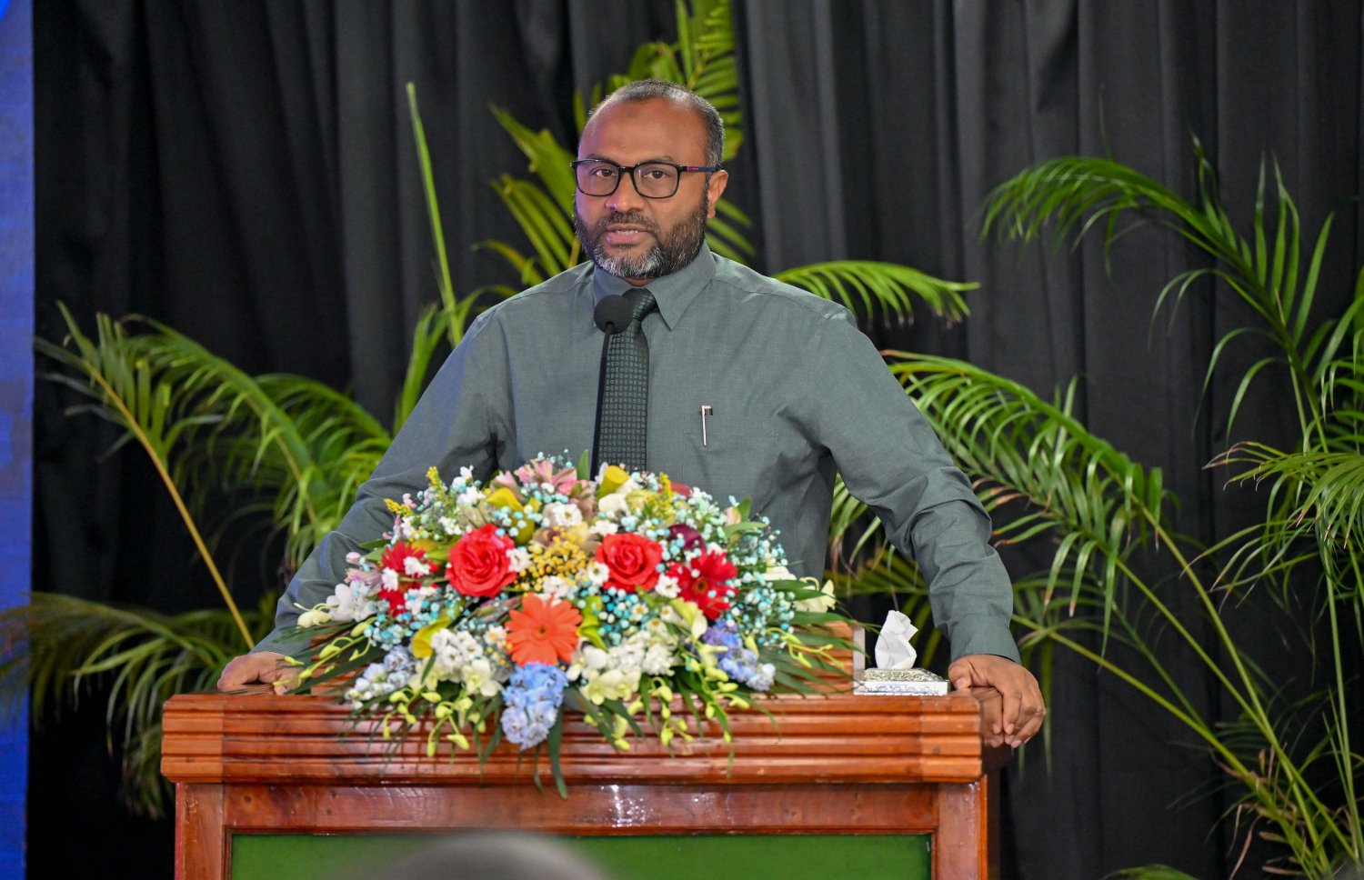 ޒަކާތު ފަންޑުން ދޭ ސްކޮލަޝިޕް ލިބުނު މީހުންނަށް ލިޔުން ހަވާލުކުރުމަށް ބޭއްވި ރަސްމިއްޔާތުގައި އިސްލާމިކް މިނިސްޓަރު ޑރ. މުހައްމަދު ޝަހީމް އަލީ ސައީދު ވާހަކަ ދައްކަވަނީ.-- ފޮޓޯ: ރައީސް އޮފީސް