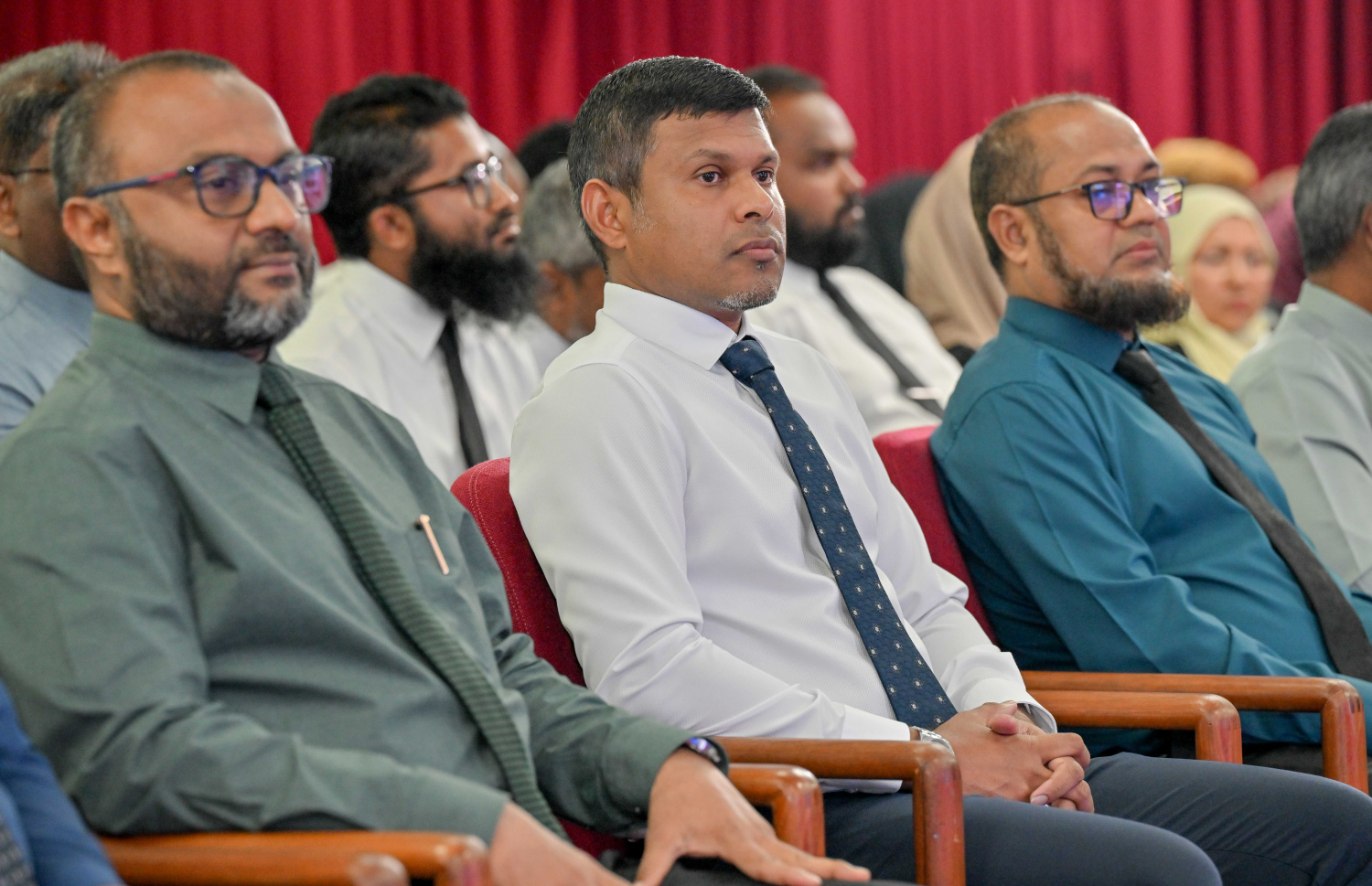 ޒަކާތު ފަންޑުން ދޭ ސްކޮލަޝިޕްގެ ފުރުސަތު ލިބުނު ފަރާތްތަކަށް ލިޔުން ހަވާލުކުރުމަށް ބޭއްވި ރަސްމިއްޔާތުގައި ނައިބު ރައީސް ހުސެއިން މުހައްމަދު ލަތީފް ބައިވެރިވެ ވަޑައިގަންނަވަނީ -- ފޮޓޯ: ރައީސް އޮފީސް