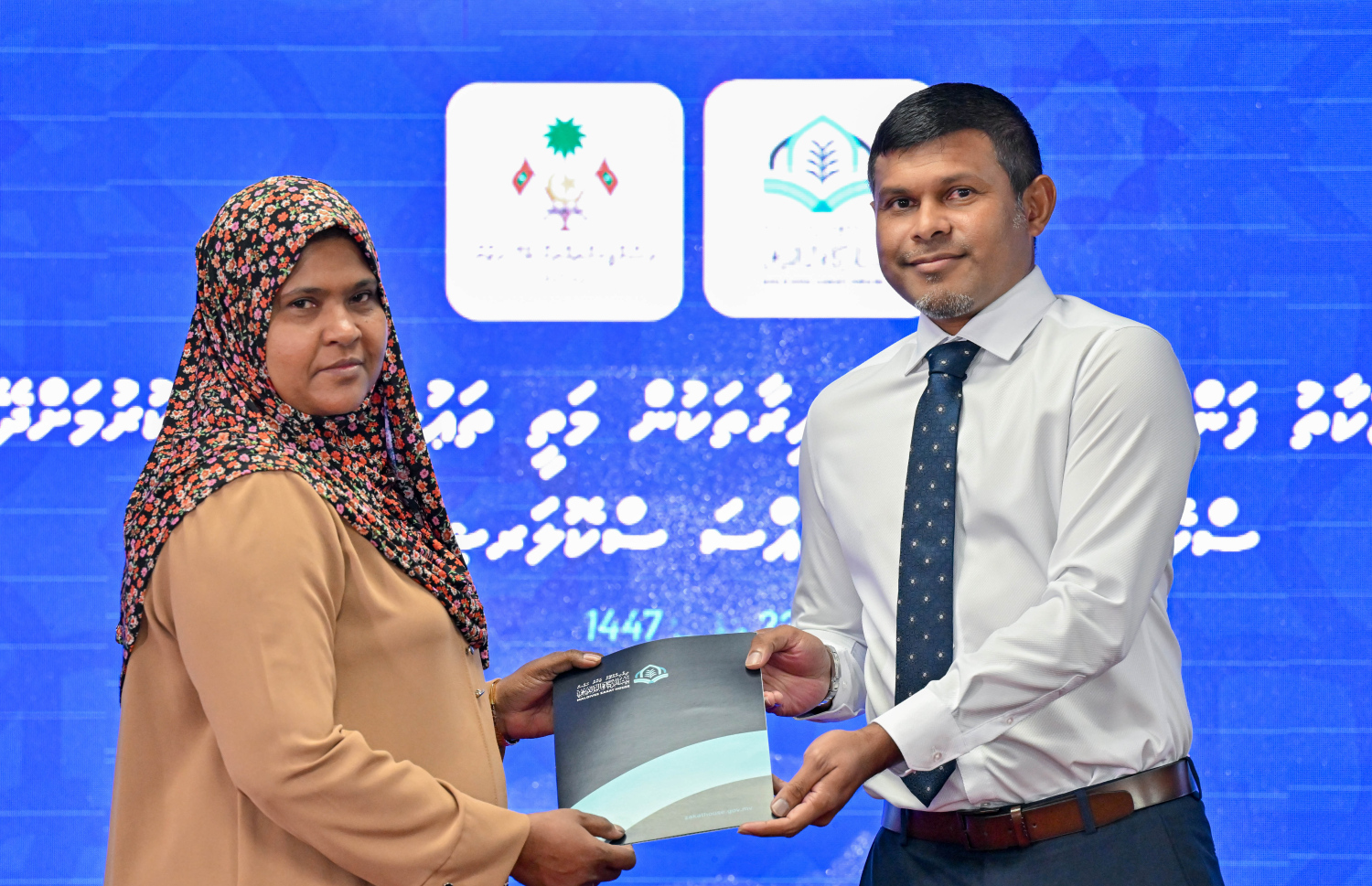 ޒަކާތު ފަންޑުން ދޭ ސްކޮލަޝިޕް ލިބުނު މީހަކަށް ނައިބު ރައީސް ހުސެއިން މުހައްމަދު ލަތީފް ލިޔުން ހަވާލުކޮށްދެއްވަނީ .-- ފޮޓޯ: ރައީސް އޮފީސް