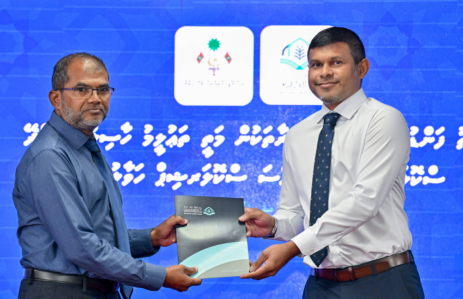 ޒަކާތު ފަންޑުން ދޭ ސްކޮލަޝިޕް ލިބުނު މީހަކަށް ނައިބު ރައީސް ހުސެއިން މުހައްމަދު ލަތީފް ލިޔުން ހަވާލުކޮށްދެއްވަނީ.-- ފޮޓޯ: ރައީސް އޮފީސް