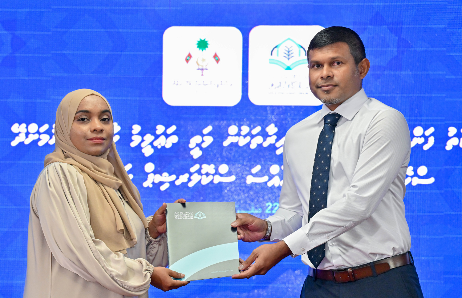 ޒަކާތު ފަންޑުން ދޭ ސްކޮލަޝިޕް ލިބުނު މީހަކަށް ނައިބު ރައީސް ހުސެއިން މުހައްމަދު ލަތީފް ލިޔުން ހަވާލުކޮށްދެއްވަނީ .-- ފޮޓޯ: ރައީސް އޮފީސް