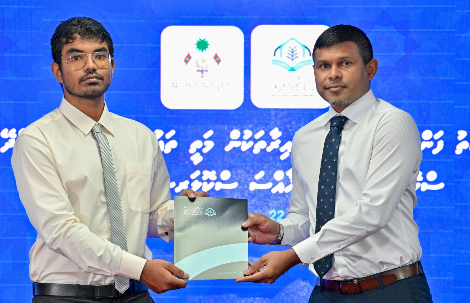 ޒަކާތު ފަންޑުން ދޭ ސްކޮލަޝިޕް ލިބުނު މީހަކަށް ނައިބު ރައީސް ހުސެއިން މުހައްމަދު ލަތީފް ލިޔުން ހަވާލުކޮށްދެއްވަނީ .-- ފޮޓޯ: ރައީސް އޮފީސް