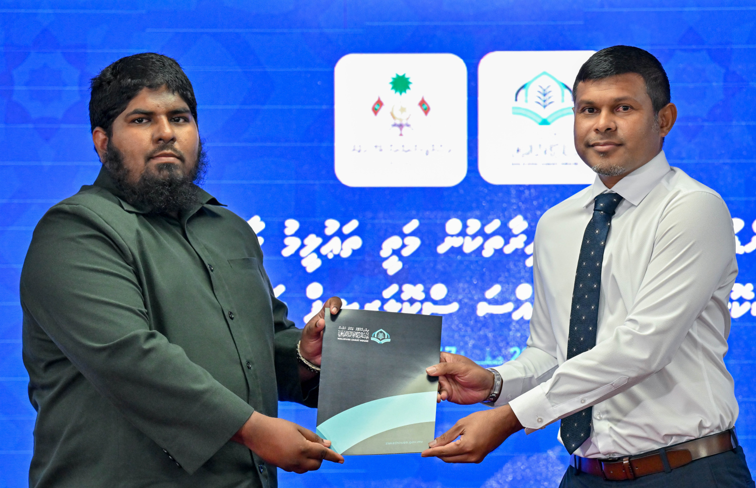 ޒަކާތު ފަންޑުން ދޭ ސްކޮލަޝިޕް ލިބުނު މީހަކަށް ނައިބު ރައީސް ހުސެއިން މުހައްމަދު ލަތީފް ލިޔުން ހަވާލުކޮށްދެއްވަނީ.-- ފޮޓޯ: ރައީސް އޮފީސް