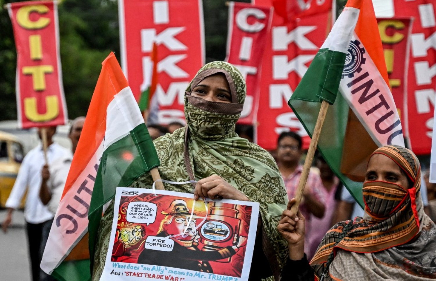 އެމެރިކާއިން ޑިޔުޓީ ބޮޑުކުރުމާ ދެކޮޅަށް އިންޑިއާގައި މުޒާހަރާ ކުރަނީ. --ފޮޓޯ: އޭއެފްޕީ