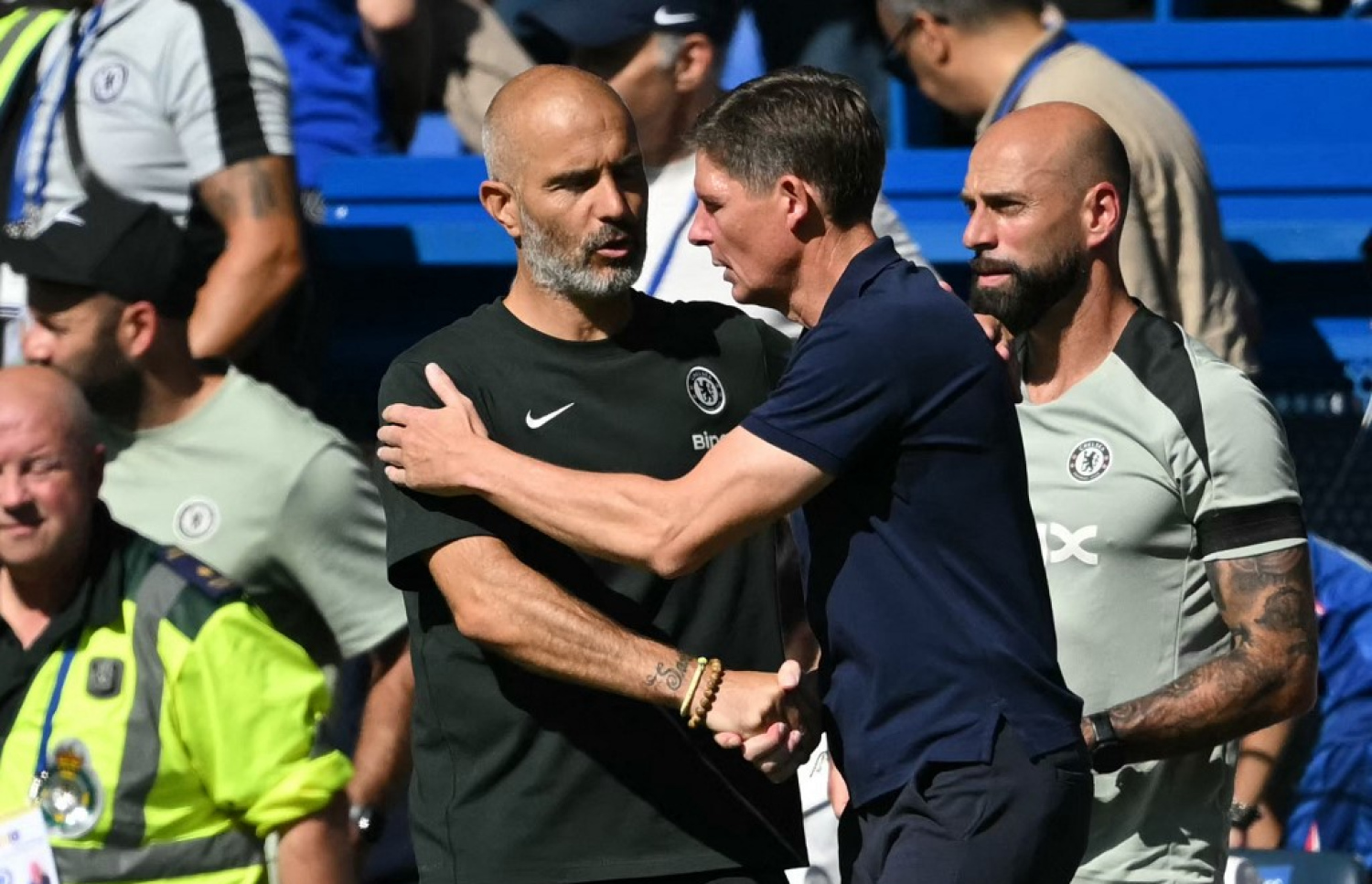 މެޗަށް ފަހު ޗެލްސީގެ ކޯޗު މަރެސްކާ (ވ) އާއި ޕެލަސްގެ ކޯޗު އޮލިވާ ގްލެޒްނާ (ކ).-- ފޮޓޯ: އޭއެފްޕީ