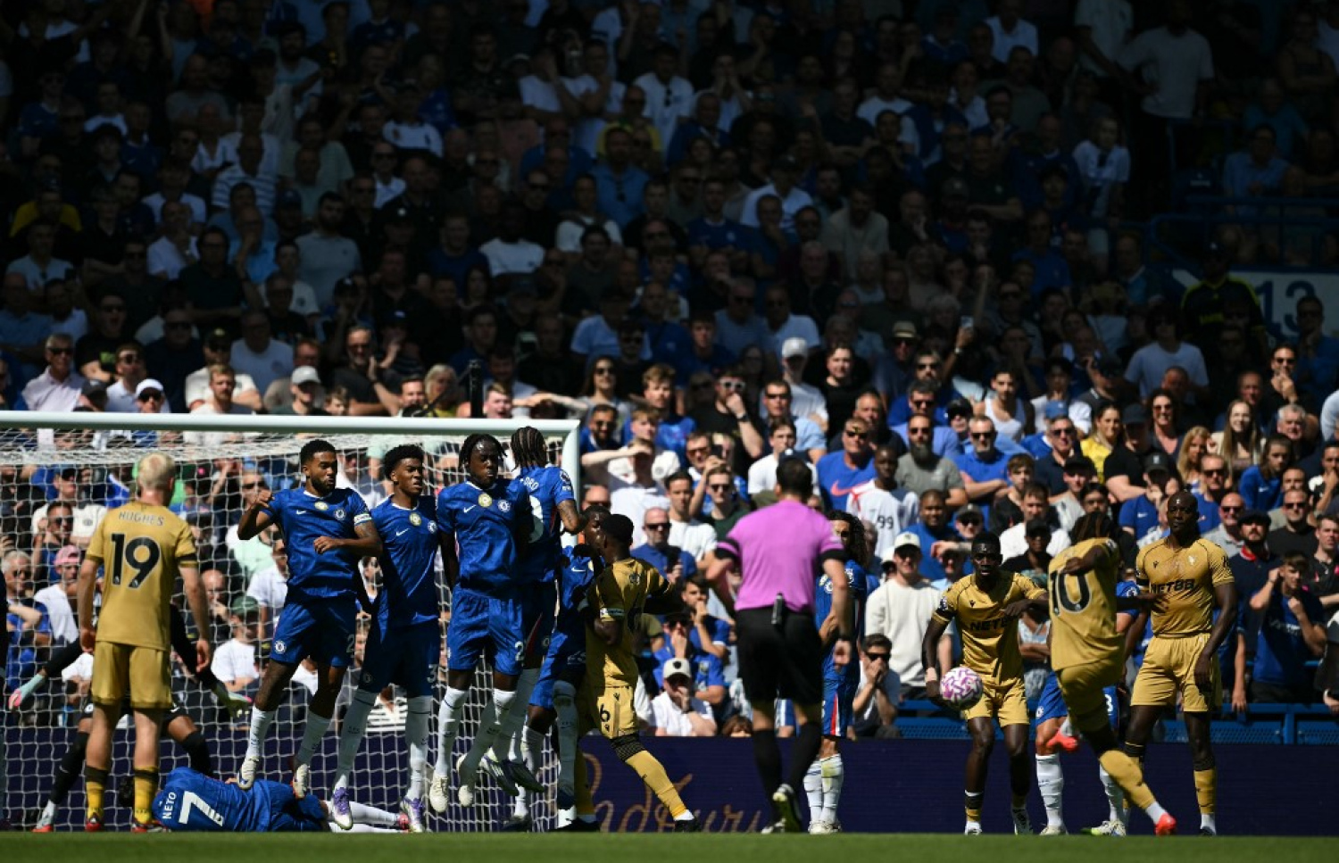 އެޒީ ހިލޭޖެހުން ގޯލަށް ފޮނުވާލަނިކޮށް ޕެލަސްގެ ކެޕްޓަން މާކް ގޭއީ، ޗެލްސީގެ ވޯލްގައި ތިބި ކުޅުންތެރިންނަށް ފައުލް ކުރަނީ.-- ފޮޓޯ: އޭއެފްޕީ