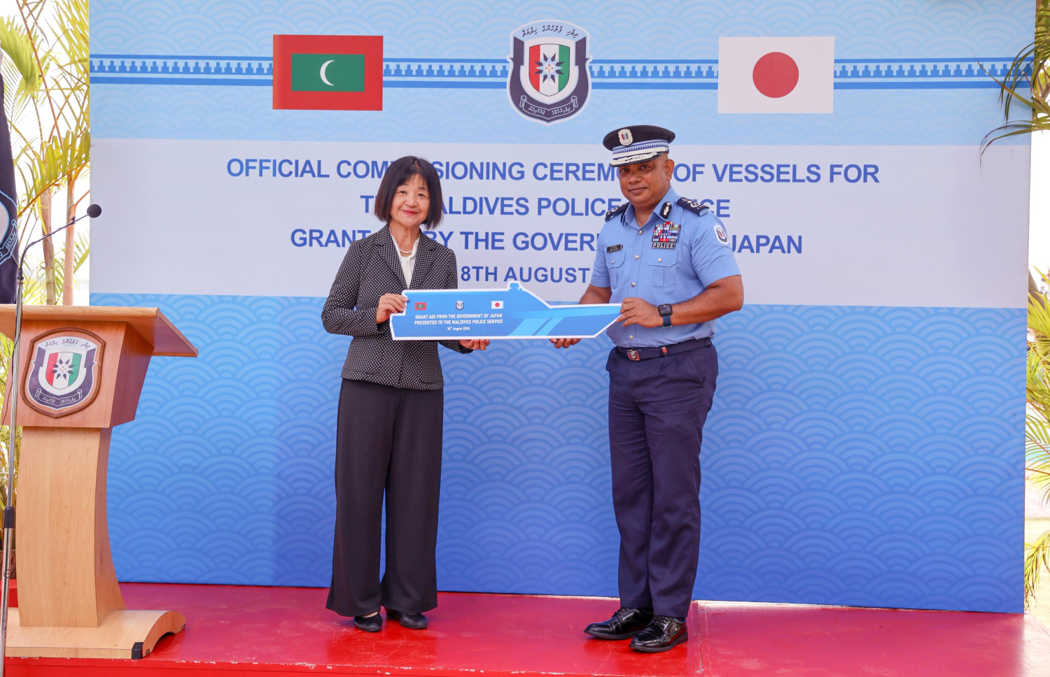 ޖަޕާނު ސަރުކާރުން ދިވެހި ފުލުހުންނަށް ހަދިޔާކުރި ލޯންޗުތައް، ޖަޕާނުގެ ސަފީރު އިޝިގާމީ ރުމިކޯ، ޕޮލިސް ކޮމިޝަނަރު އިސްމާއިލް ނަވީންއާ ހަވާލުކޮށްދެއްވަނީ.-- ފޮޓޯ: ޕޮލިސް