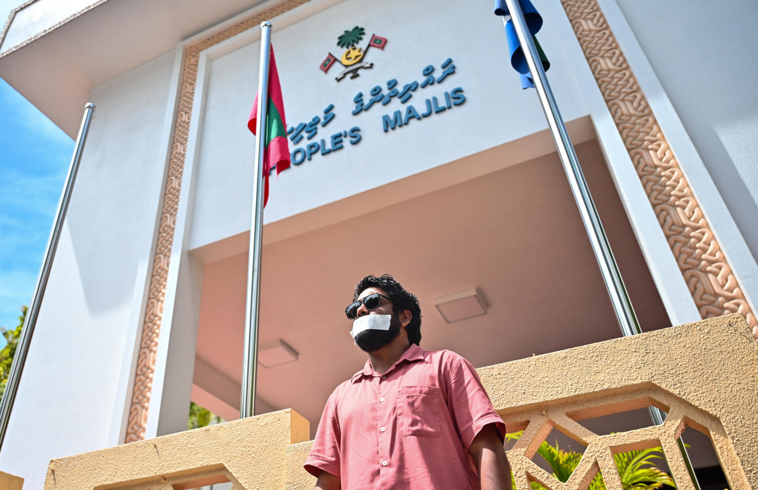 ބިލާ ދެކޮޅަށް ރައްޔިތުންގެ މަޖިލީހުގެ އިދާރާ ކުރިމަތީގައި ނޫސްވެރިން ކުރި އިހުތިޖާޖުގެ ތެރެއިން