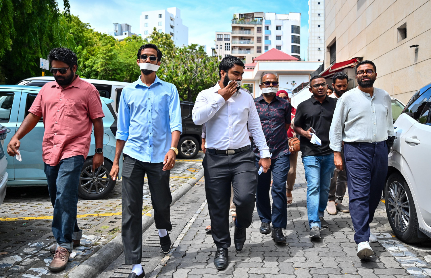 މީޑިއާތަކަށް ބޮޑެތި ފިޔަވަޅުތަކެއް އަޅާ ބިލު އަނބުރާ ގެންދިއުމަށް ގޮވާލައި ނޫސްވެރިން ރައްޔިތުންގެ މަޖިލީހުގެ ކުރިމަތީގައި އިހުތިޖާޖުކުރަނީ.-- ފޮޓޯ: ފަޔާޒް މޫސާ | މިހާރު