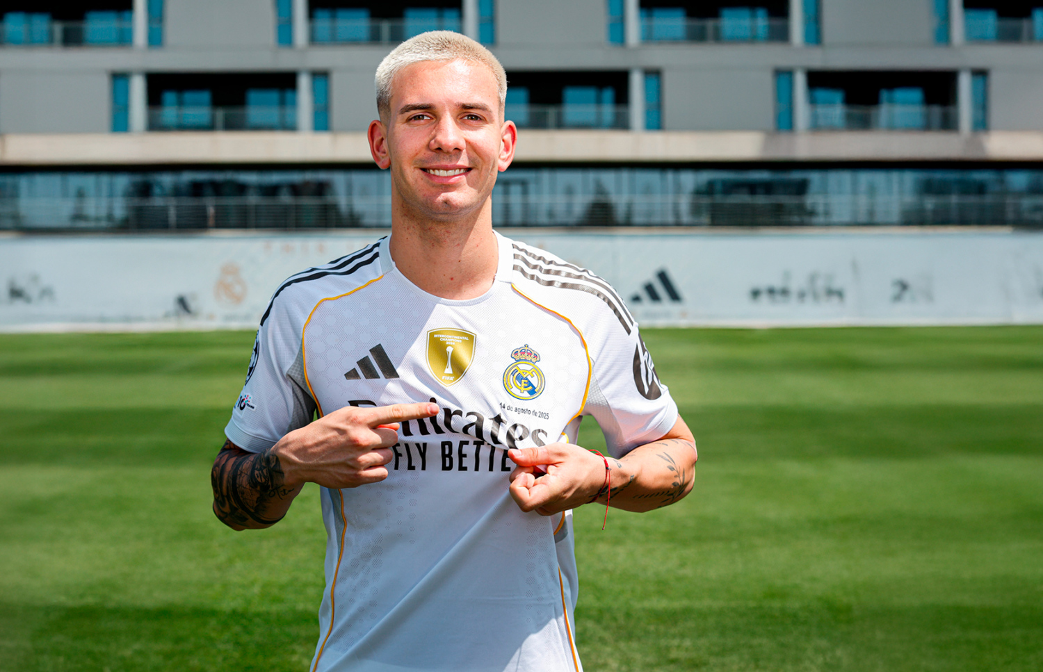 މަސްޓަންޓުއޯނޯ ރެއާލްގެ ޖޯޒީގައި އެ ޓީމުގެ ބެޖް ދައްކާލަނީ: އޭނާގެ އެއްވަނަ ކުޅުންތެރިޔާއަކީ މެސީ ކަމަށް ރެއާލްގެ ޕޯޑިއަމްގައި ހުރެ އޭނާ ބުނި --- ފޮޓޯ: އާރްއެމް