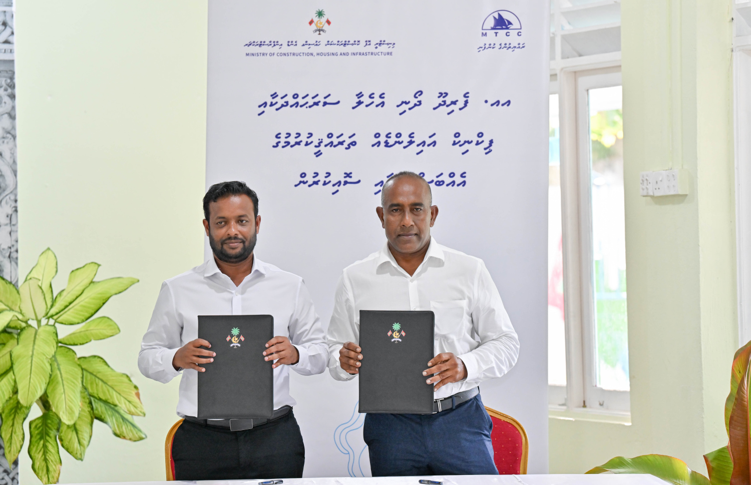 ޕިކްނިކް އައިލެންޑެއްގެ ގޮތުގައި މާފަރު ފަޅު ތަރައްގީ ކުރުމުގެ މަސައްކަތުގެ އެއްބަސްވުމުގައި ސޮއިކުރެއްވުމަށް ފަހު ކޮންސްޓްރަކްޝަން މިނިސްޓަރު މުއްތަލިބާއި އެމްޓީސީސީގެ އެމްޑީ ސައުދީ ފޮޓޯއަކަށް ހުއްޓި ވަޑައިގެން.