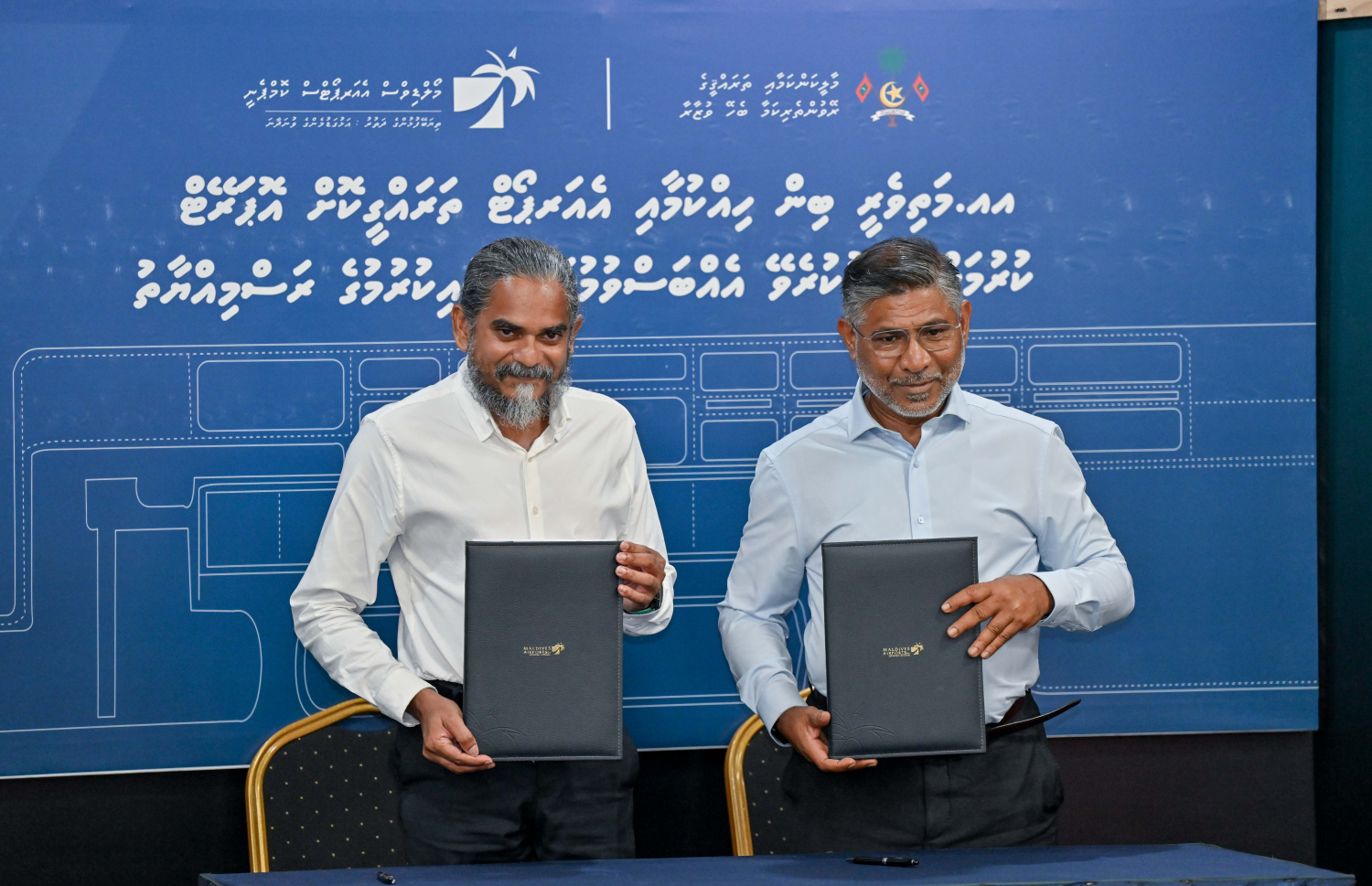 އއ. އަތޮޅުގެ ފުރަތަމަ އެއާޕޯޓު މަތިވެރީގައި ހެދުމުގެ އެއްބަސްވުމުގައި ފިނޭންސް މިނިސްޓްރީގެ ސްޓޭޓް މިނިސްޓަރު އިމްރާން (ވ) އާއި އެމްއޭސީއެލްގެ އެމްޑީ ޝަރީފު މިރޭ ސޮއިކުރެއްވުމަށް ފަހު ފޮޓޯއަކަށް ތައްޔާރުވެގެން.---ފޮޓޯ: ރައީސް އޮފީސް