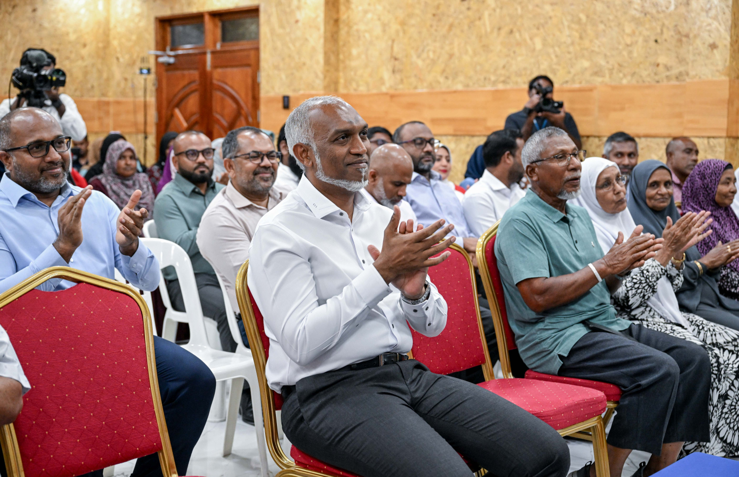 މަތިވެރީގައި ރޭ ބޭއްވި ޖަލްސާގައި ރައީސް ބައިވެރިވެވަޑައިގަންނަވަނީ.