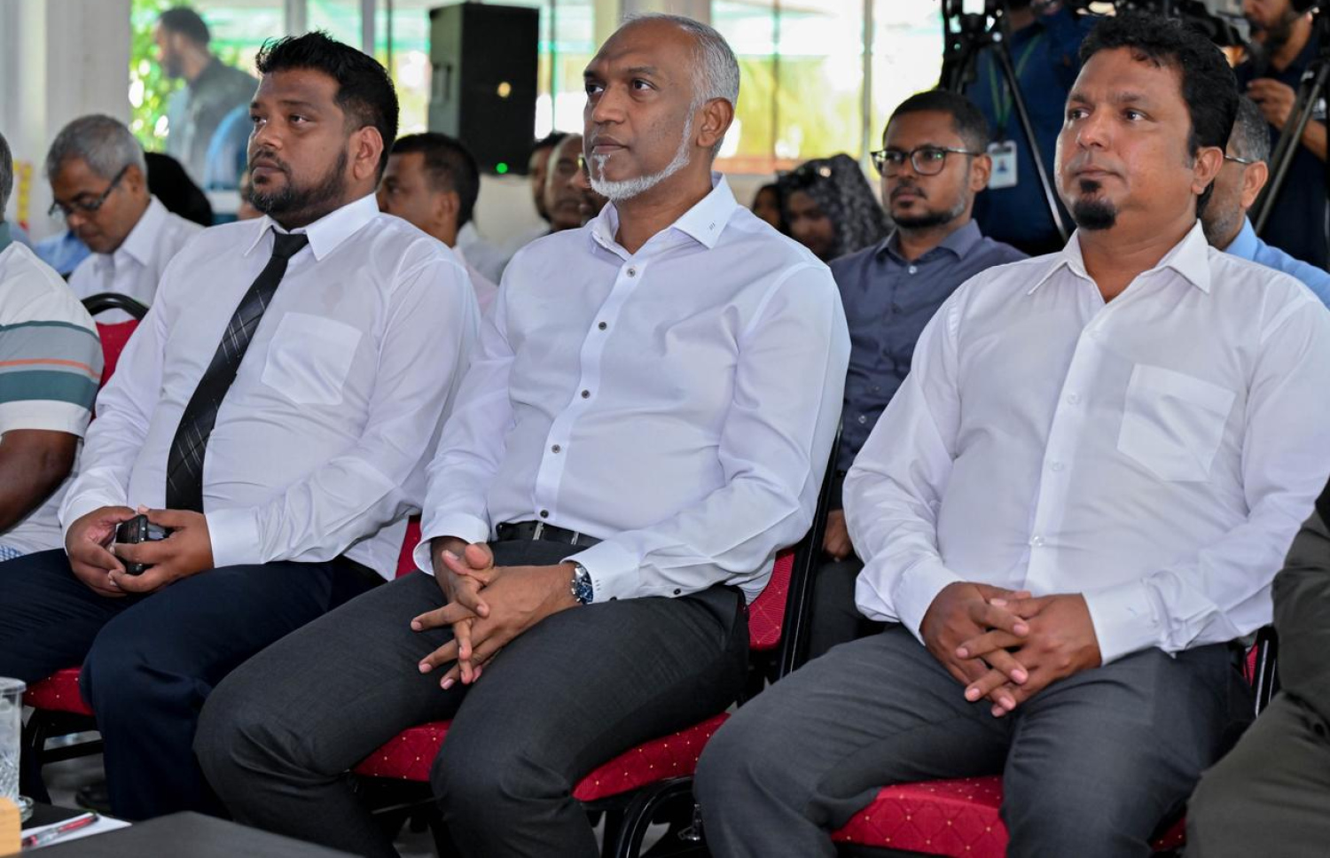 ރައީސް ޑރ. މުހައްމަދު މުއިއްޒު އއ. ބޮޑުފޮޅުދޫއަށް ކުރެއްވި ދަތުރުފުޅުގައި އެ ރަށު ކައުންސިލް ރައިސް ޝުޖާއު އާދަމް އާއި އެ ދާއިރާގެ މެމްބަރު ހަސަން ޒަރީރު.-- ފޮޓޯ: ރައީސް އޮފީސް