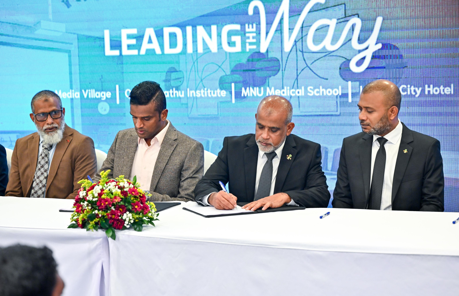 މެންހެޓަން ގްރޭންޑް ހޮޓެލް ހަވާލުކުރުމުގެ އެއްބަސްވުމުގައި ސޮއި ކުރަނީ -- ފޮޓޯ: ނިޝާން އަލީ / މިހާރު