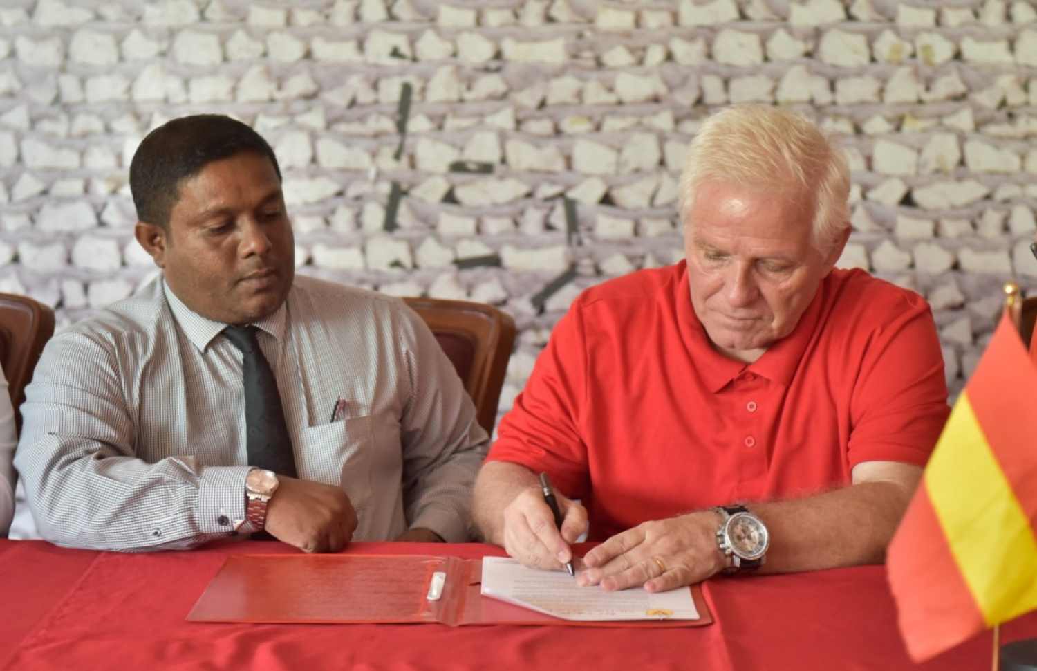 ވިކްޓަރީގެ ޗެއާމަންކަން ނަޒީމު (ވ) 2016 ގައި ކުރެއްވި އިރު އެ ޓީމުގެ އޭރުގެ ކޯޗު ލާޒްލޯ ކިސްއާ އެކު --- ފައިލް ފޮޓޯ: މިހާރު