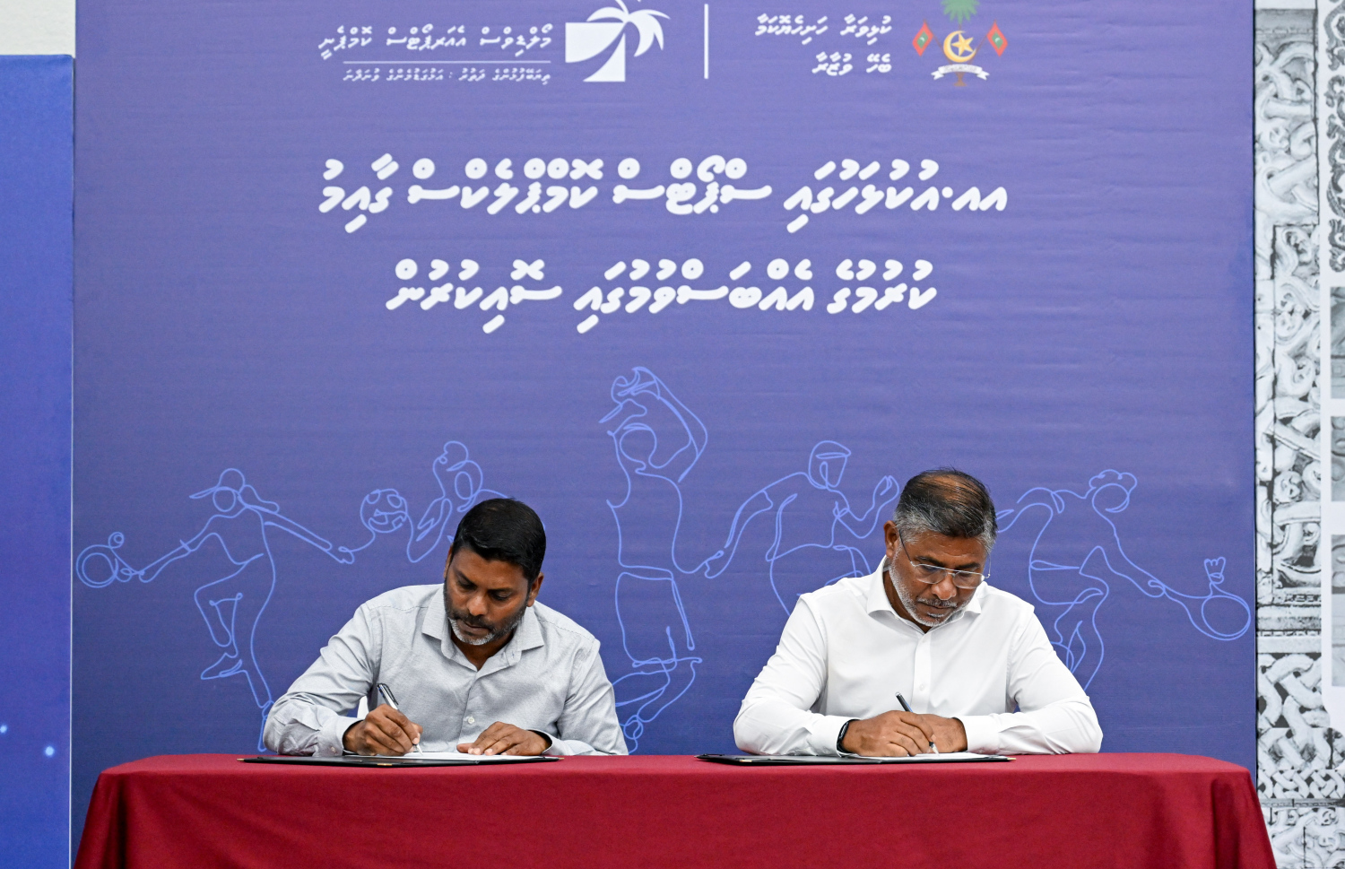 އުކުޅަހުގައި ސްޕޯޓްސް ކޮމްޕްލެކްސް އިމާރާތް ކުރުމުގެ އެއްބަސްވުމުގައި ސްޕޯޓްސް މިނިސްޓަރު ރާފިއު (ވ) އާއި އެމްއޭސީއެލްގެ އެމްޑީ ޝަރީފު އިއްޔެ ސޮއިކުރައްވަނީ.