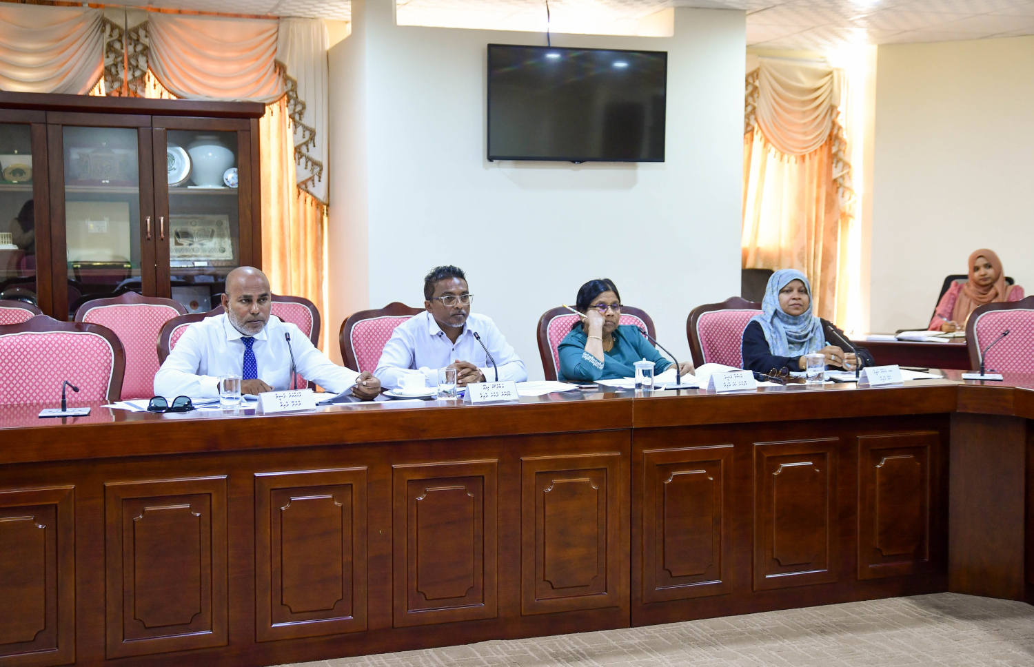 ރައްޔިތުންގެ މަޖިލީހުގެ ހިއުމަން ރައިޓްސް ކޮމިޝަނުގެ ބައްދަލުވުމުގައި މެމްބަރުން ވާހަކަ ދައްކަވަނީ.