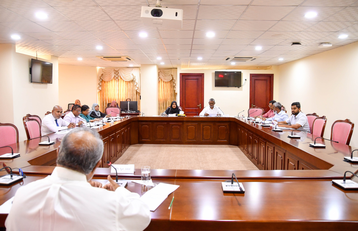 ރައްޔިތުންގެ މަޖިލީހުގެ ހިއުމަން ރައިޓްސް ކޮމިޝަނުގެ ބައްދަލުވުމެއްގައި އެޗްއާރުސީއެމަށް ކުރިމަތިލެއްވި ދެ ބޭފުޅުންނާ އިންޓަވިއު ކުރެއްވުން.