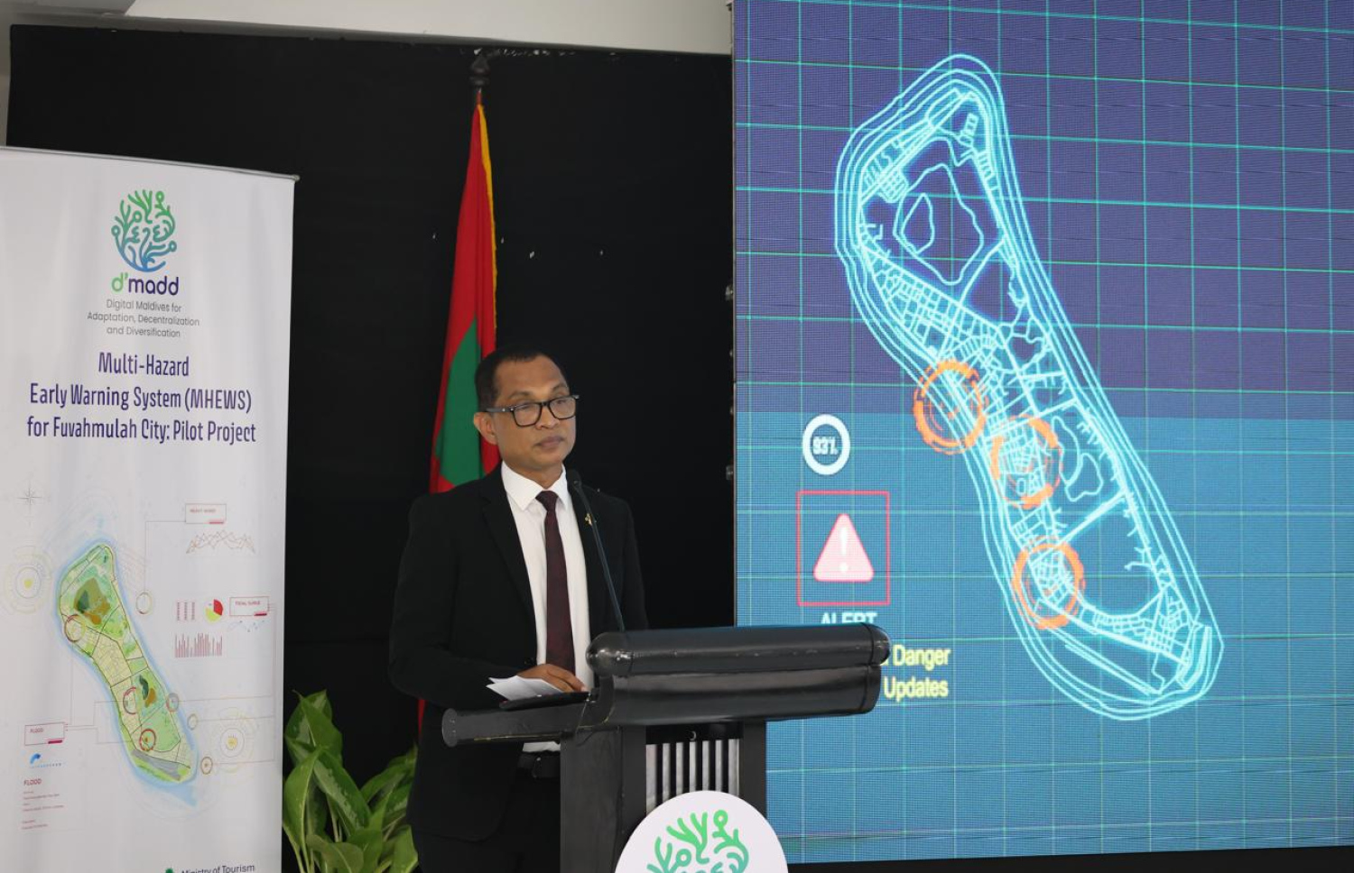 މަލްޓި-ހަޒާޑު އާލީ ވޯނިން ސިސްޓަމްގެ ޕައިލެޓް ޕްރޮޖެކްޓް ފެށުމުގެ ރަސްމިއްޔާތުގައި ސްޓޭޓް މިނިސްޓަރު ޑރ. މުހައްމަދު ކިނާނަތު ވާހަކަ ދައްކަވަނީ