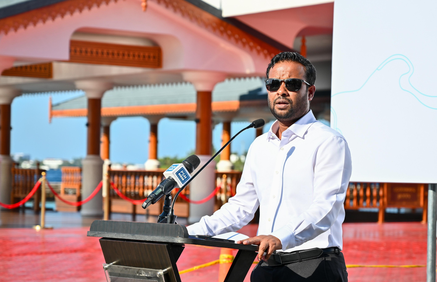 ބޮޑުތަކުރުފާނު މަގު ހަތަރު ލޭނަށް ބަދަލުކޮށް، މަގު ފުޅާކުރުމުގެ މަސައްކަތް ފެށުމުގެ ރަސްމިއްޔާތުގައި މިނިސްޓަރު މުއްތަލިބު އިއްޔެ ވާހަކަ ދައްކަވަނީ.-- ފޮޓޯ: ނިޝާން އަލީ | މިހާރު