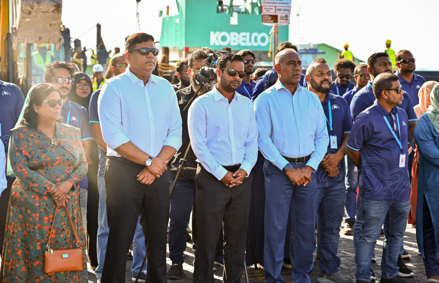 ބޮޑުތަކުރުފާނު މަގު ހަތަރު ލޭނަށް ބަދަލުކޮށް، މަގު ފުޅާކުރުމުގެ މަސައްކަތް ފެށުމުގެ ރަސްމިއްޔާތުގައި ހައުސިން މިނިސްޓަރާއި ޓްރާންސްޕޯޓް މިނިސްޓަރާއި އެމްޓީސީސީގެ ސީއީއޯ އަދި އިތުރު ބޭފުޅުން ބައިވެރިވެވަޑައިގަންނަވަނީ.-- ފޮޓޯ: ނިޝާން އަލީ | މިހާރު