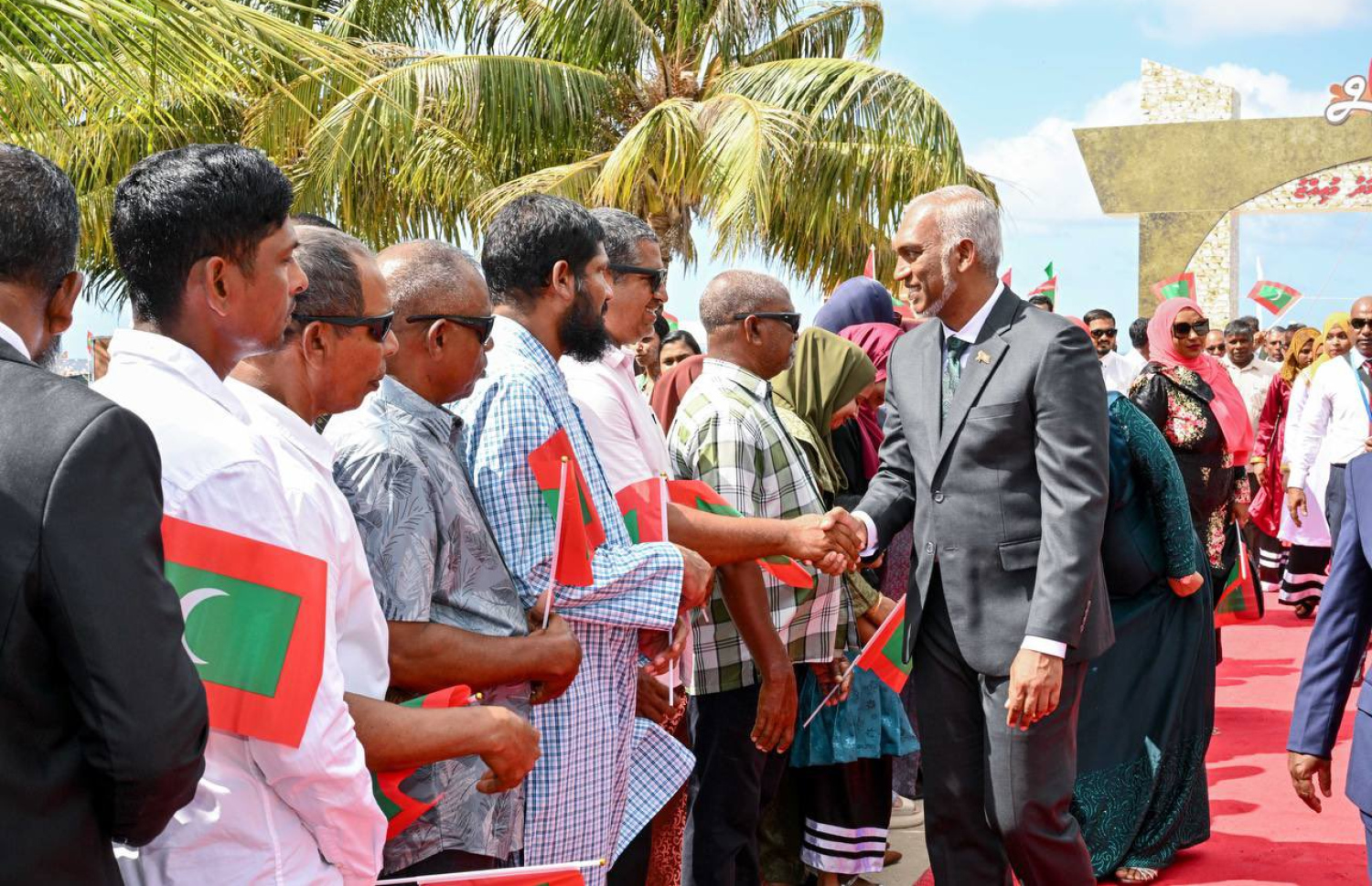 ގައުމީ ދުވަހުގެ ރަސްމީ ޖަލްސާއަށް ރައީސް މުއިއްޒު މިއަދު އުތީމަށް ވަޑައިގަތުމުން އެ ރަށުން މަރުހަބާ ދަންނަަވަނީ.-- ފޮޓޯ: ރައީސް އޮފީސް