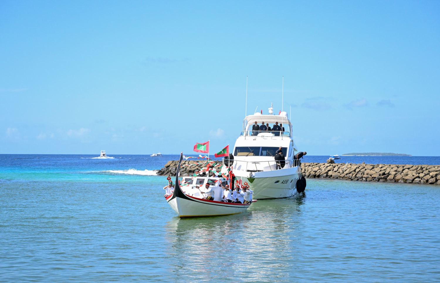 ގައުމީ ދުވަހުގެ ރަސްމީ ޖަލްސާއަށް ރައީސް މުއިއްޒު މިއަދު އުތީމަށް ވަޑައިގަތުމުން އެ ރަށުން މަރުހަބާ ދަންނަަވަނީ.-- ފޮޓޯ: ރައީސް އޮފީސް