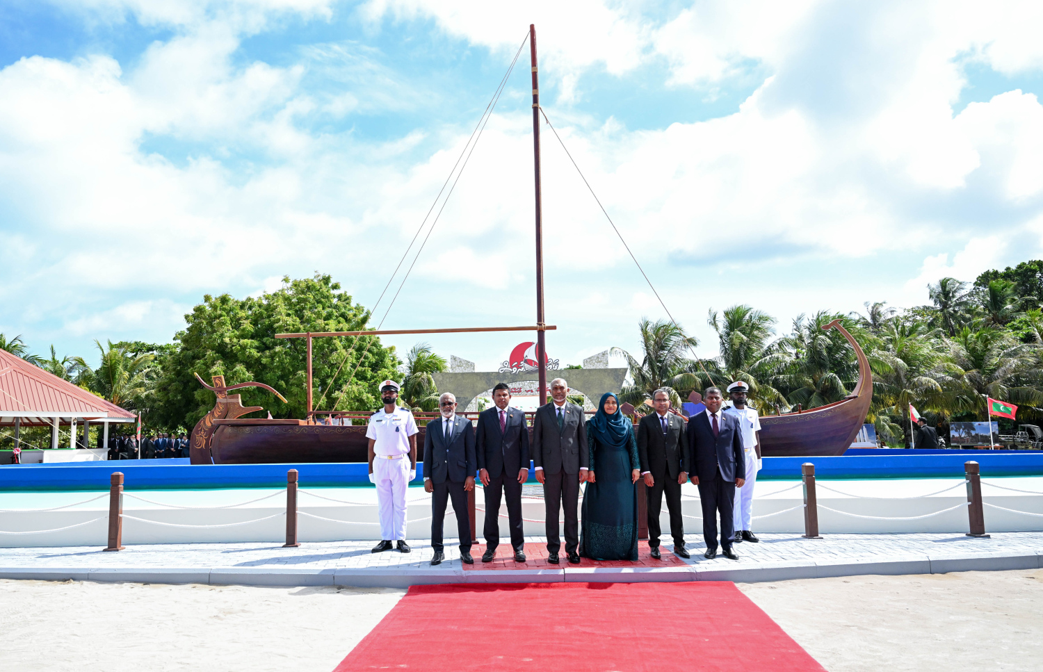 މިދިޔަ އަހަރުގެ ގައުމީ ދުވަސް ފާހަގަކުރުމަށް ރައީސް ޑރ. މުހައްމަދު މުއިއްޒުގެ ދެކަނބަލުންނާއި ސަރުކާރުގެ އިސްވެރިން ހއ. އުތީމުގައި.-- ފޮޓޯ: ރައީސް އޮފީސް