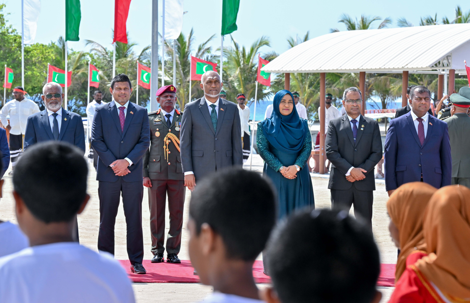 ގައުމީ ދުވަހުގެ ރަސްމީ ޖަލްސާއަށް ރައީސް މުއިއްޒު މިއަދު އުތީމަށް ވަޑައިގަތުމުން އެ ރަށުން މަރުހަބާ ދަންނަަވަނީ.-- ފޮޓޯ: ރައީސް އޮފީސް