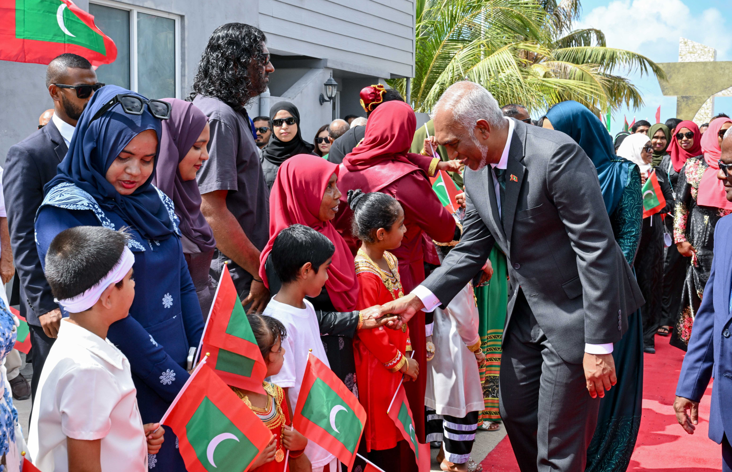 ގައުމީ ދުވަހުގެ ރަސްމީ ޖަލްސާއަށް ރައީސް މުއިއްޒު މިއަދު އުތީމަށް ވަޑައިގަތުމުން އެ ރަށުން މަރުހަބާ ދަންނަަވަނީ.-- ފޮޓޯ: ރައީސް އޮފީސް