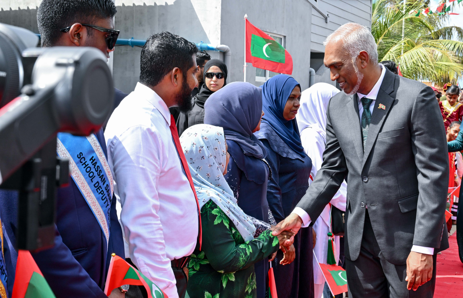 ގައުމީ ދުވަހުގެ ރަސްމީ ޖަލްސާއަށް ރައީސް މުއިއްޒު މިއަދު އުތީމަށް ވަޑައިގަތުމުން އެ ރަށުން މަރުހަބާ ދަންނަަވަނީ.-- ފޮޓޯ: ރައީސް އޮފީސް