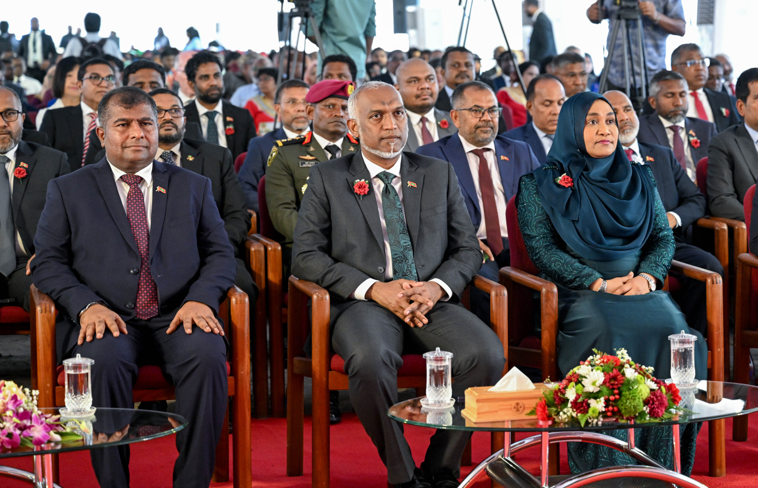 އުތީމުގައި ބޭއްވި ގައުމީ ދުވަހުގެ ޖަލްސާގައި ރައީސް ޑރ. މުހައްމަދު މުއިއްޒުގެ ދެކަނބަލުން ބައިވެރިވެވަޑައިގަންނަވަނީ .-- ފޮޓޯ: ރައީސް އޮފީސް