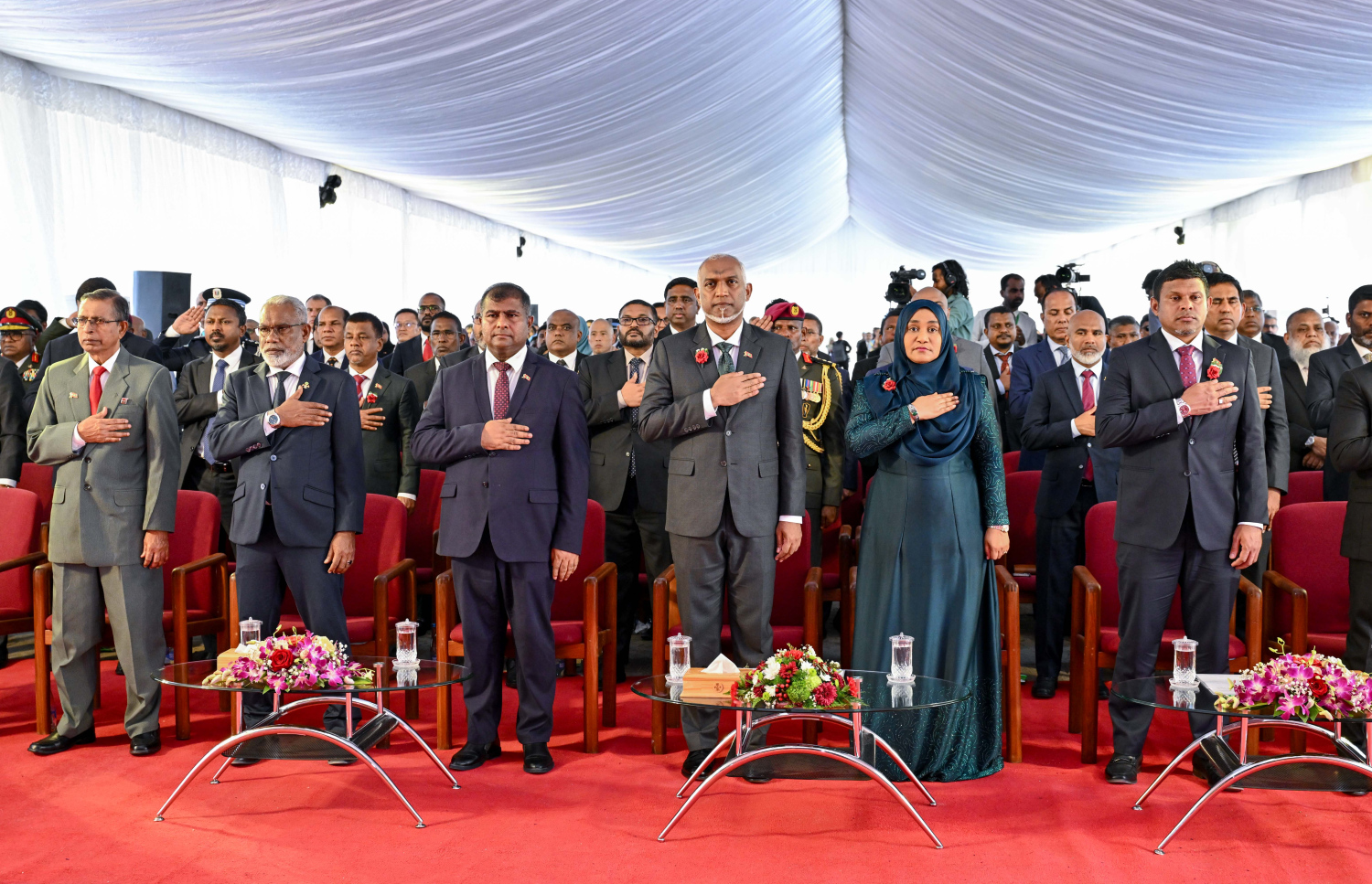 ގައުމީ ދުވަސް ފާހަގަކުރަން ހއ. އުތީމުގައި ބޭއްވި މި އަހަރުގެ ގައުމީ ދުވަހުގެ ރަސްމީ ޖަލްސާ.-- ފޮޓޯ: ރައީސް އޮފީސް