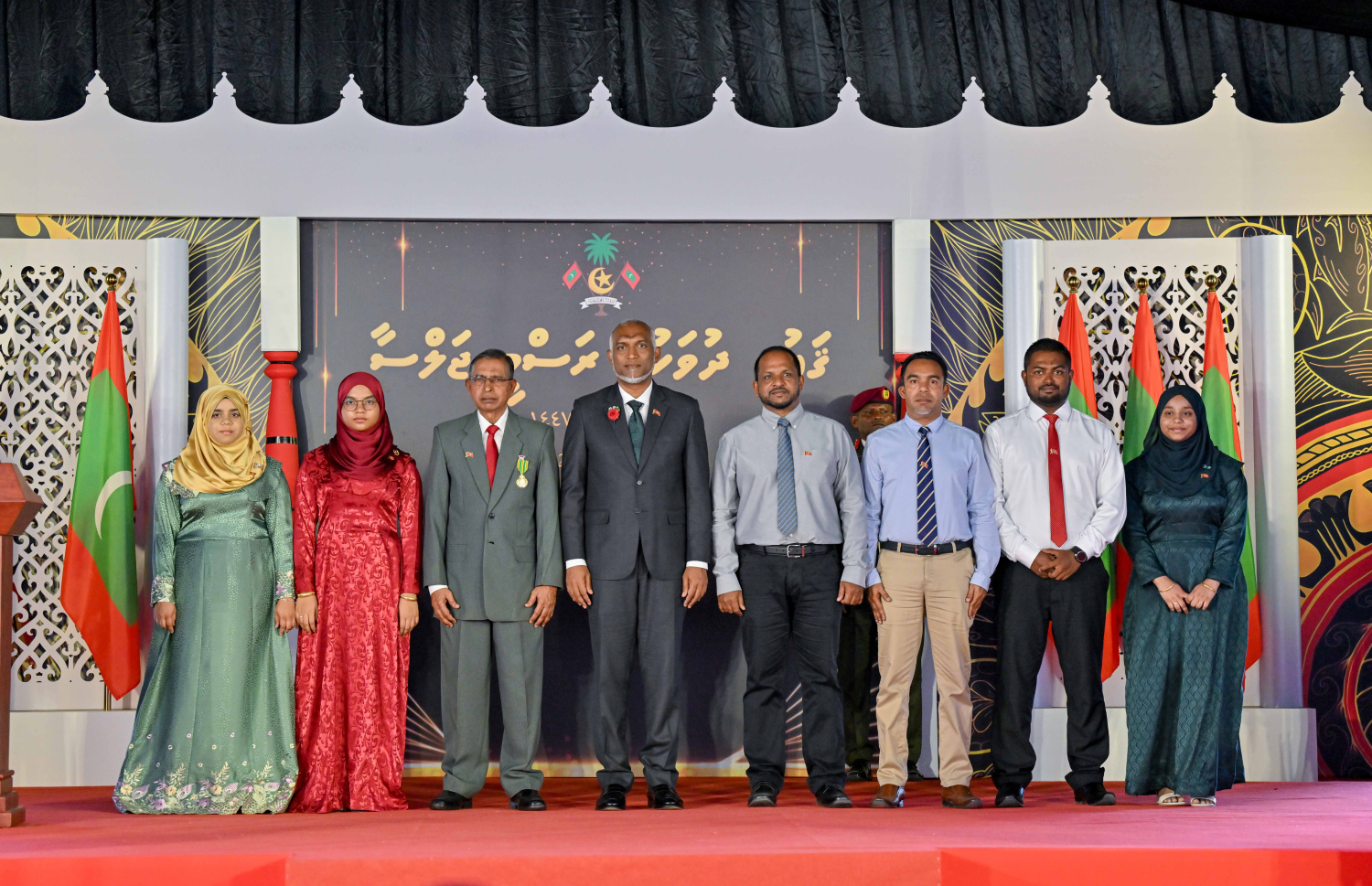 ދިވެހި ދައުލަތުގެ އިއްޒަތް އެރުވި އުތީމުގެ ކުރީގެ ކަތީބު އާދަމް އަބްދުއްރަހުމާންގެ އާއިލީ ބޭފުޅުން ރައީސް ޑރ. މުހައްމަދު މުއިއްޒުއާ އެކު ފޮޓޯއެއް ނަގަނީ .-- ފޮޓޯ: ރައީސް އޮފީސް