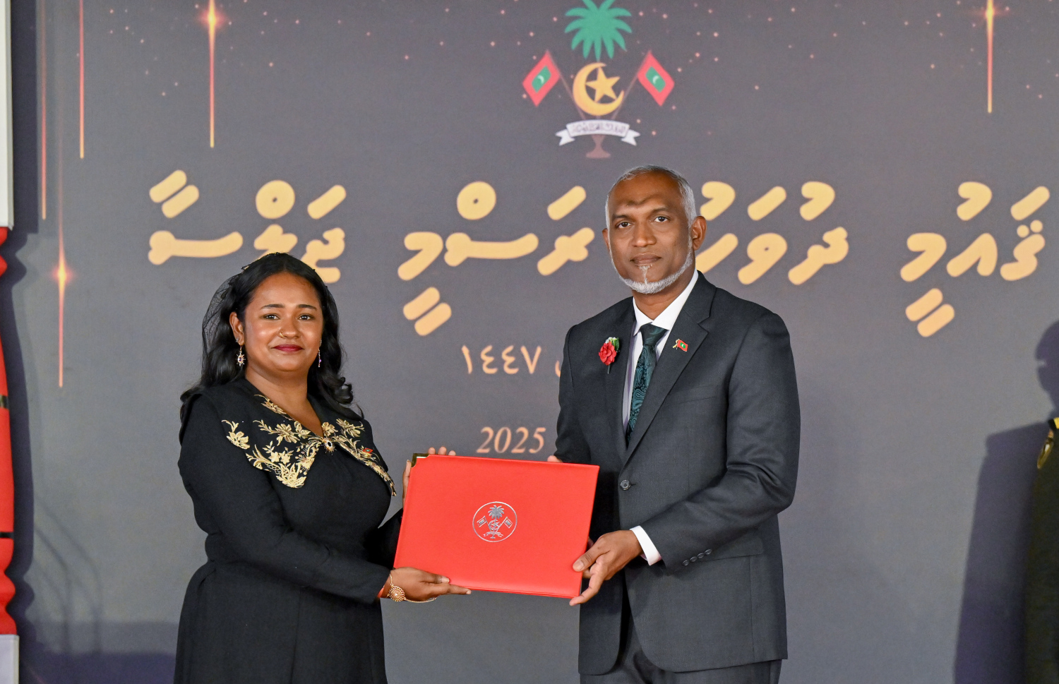 މިއަހަރު ނިޔާވި ރާއްޖޭގެ މިއުޒީޝަން މެޒޯ މޯޑުގެ ހަނދާނުގައި ދެއްވި ޝަރަފްވެރިކަމުގެ ގައުމީ އިނާމު އޭނާގެ  ދަރިފުޅު މީރާ (ވ) އަށް ރައީސް މުއިއްޒު ހަވާލުކޮށްދެއްވަނީ. -- ފޮޓޯ: ރައީސް އޮފީސް