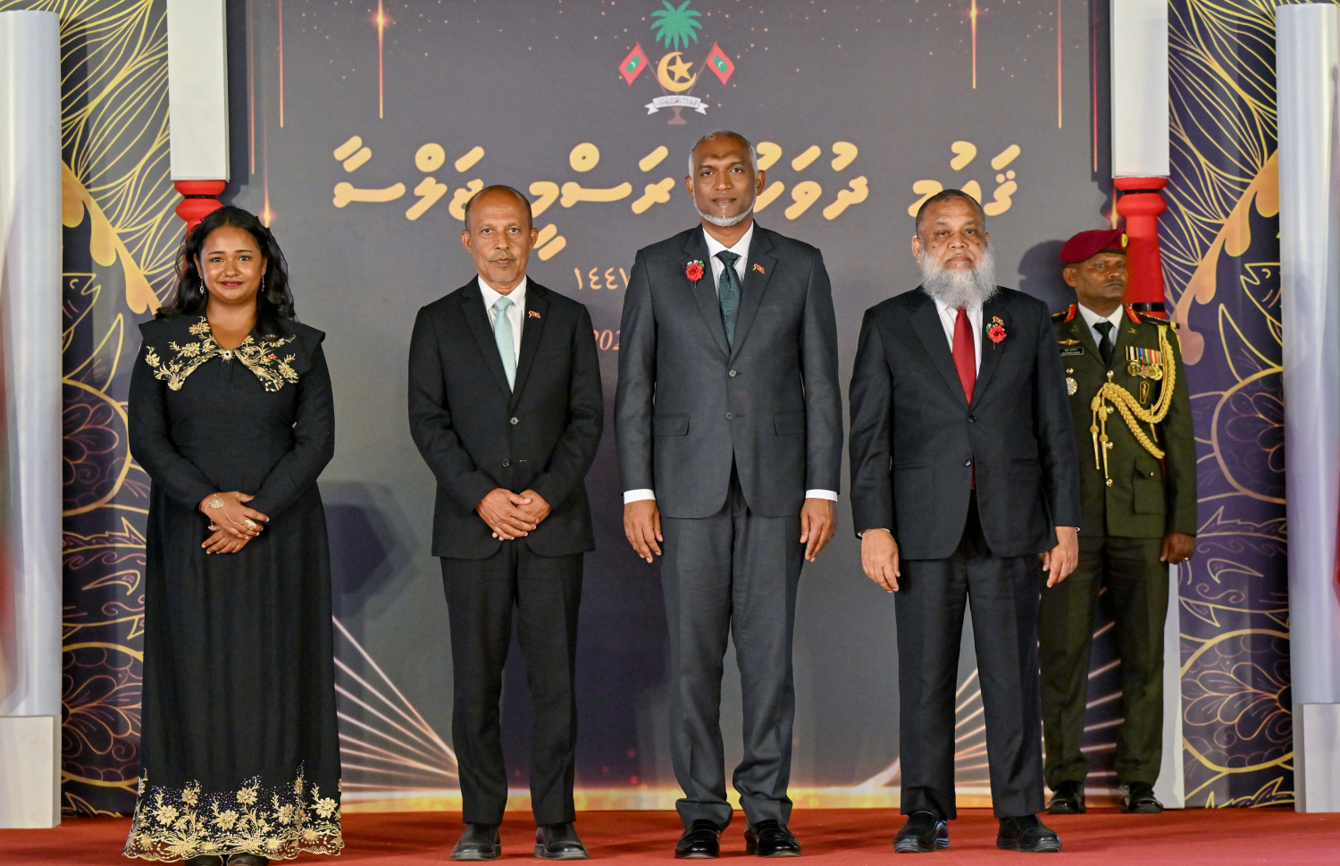 ޝަރަފުވެރިކަމުގެ ގައުމީ އިނާމު ލިބުނު ފަރާތްތަކާއެކު ރައީސް ޑރ. މުހައްމަދު މުއިއްޒު ފޮޓޯ ނަންގަވަނީ.-- ފޮޓޯ: ރައީސް އޮފީސް