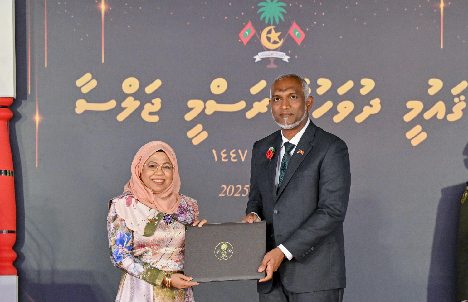 ހިތްވަރުދިނުމުގެ ގައުމީ އިނާމު ލިބިވަޑައިގެންނެވި ބޭކަނބަލަކަށް ރައީސް ޑރ. މުހައްމަދު މުއިއްޒު ހަނދާނީ ފިލާ ދެއްވަނީ.-- ފޮޓޯ: ރައީސް އޮފީސް