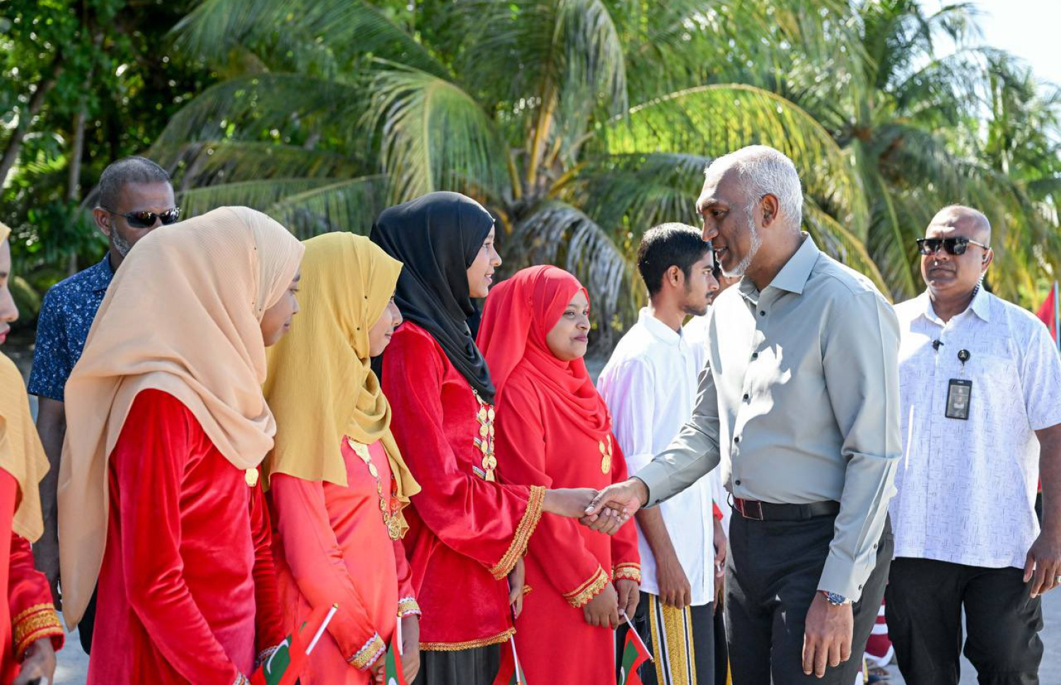 ރައީސް ޑރ. މުހައްމަދު މުއިއްޒު ހދ. ހިރިމަރަދޫ ރައްޔިތުންނާ ސަލާމް ކުރައްވަނީ.-- ފޮޓޯ: ރައީސް އޮފީސް