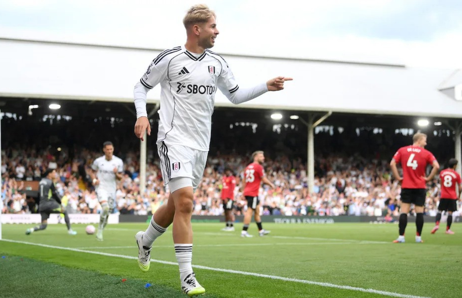 ސްމިތު ރޯ، ފުލަމް އަށް ލަނޑު ޖަހައި ދިނުމަށް ފަހު އުފާފާޅު ކުރަނީ