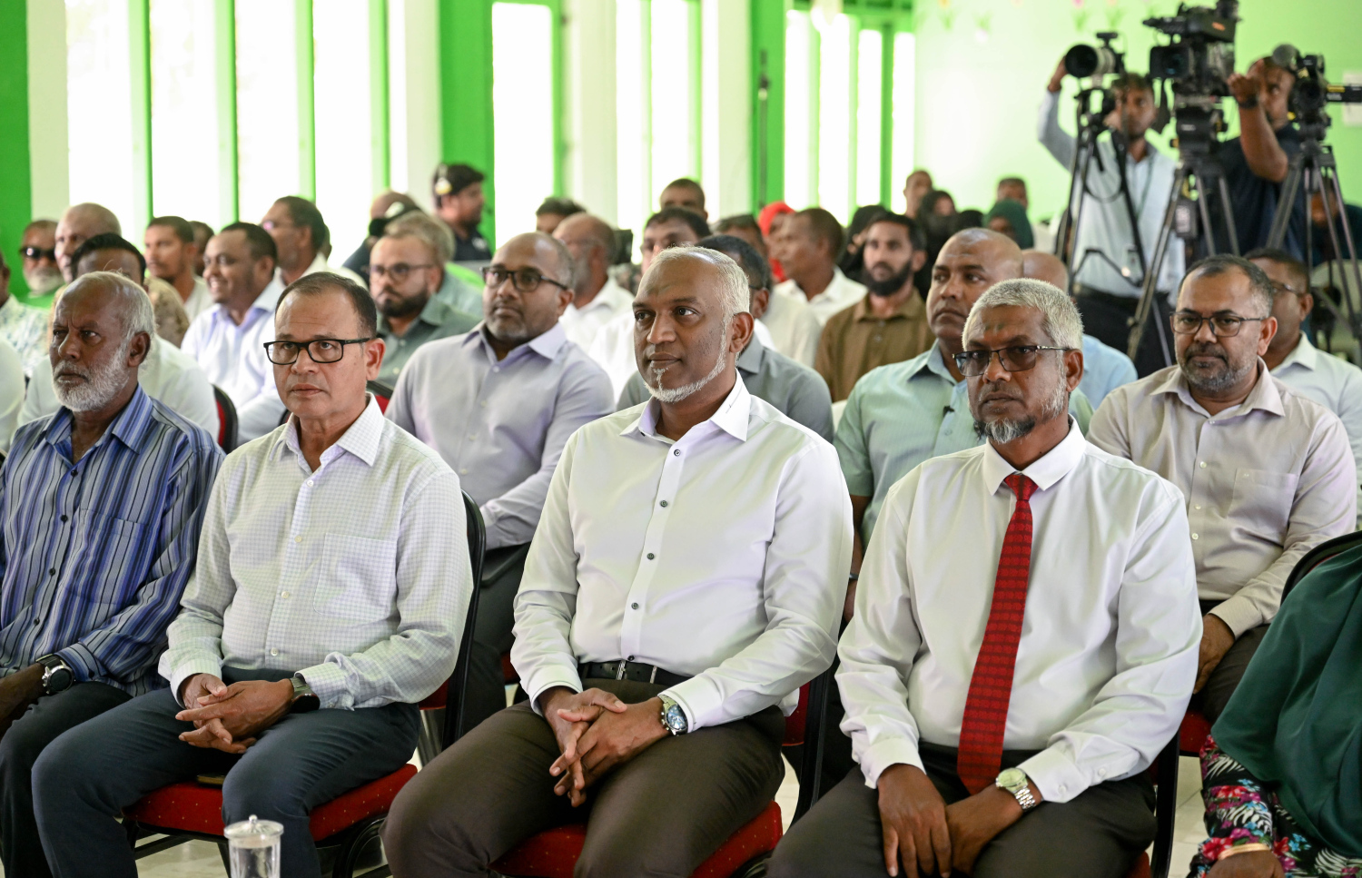 ހދ. ނާވައިދޫގެ ރައްޔިތުންނާ ބައްދަލުކުރައްވަން ބޭއްވި ޖަލްސާގައި ރައީސާއި ވަޒީރުން. -- ފޮޓޯ | ރައީސް އޮފީސް