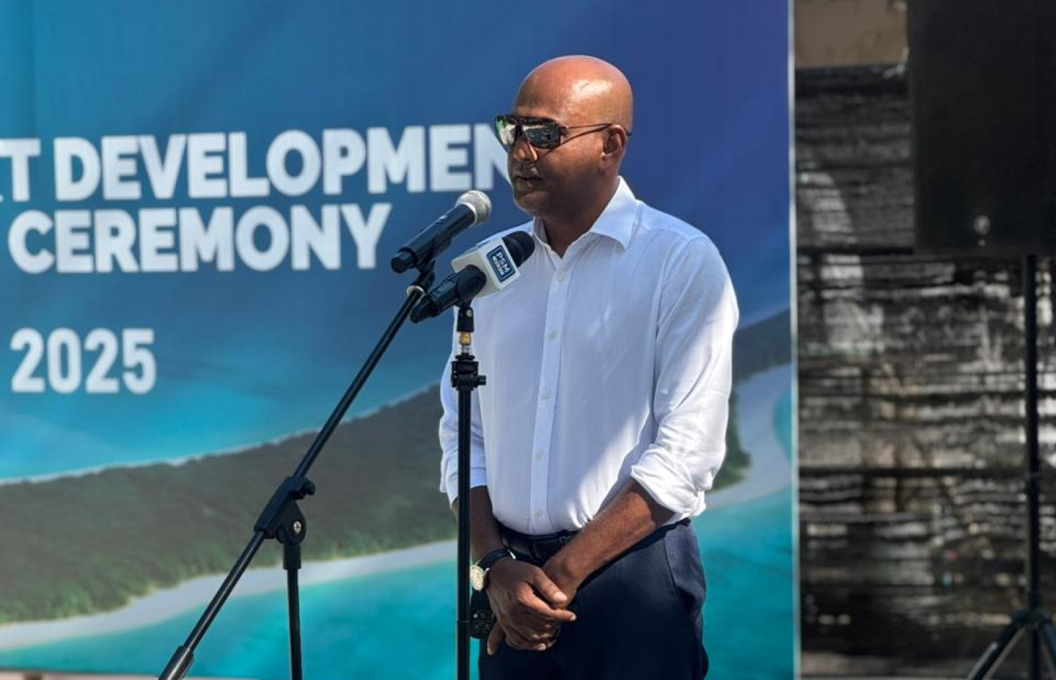 ރައީސް ޑރ. މުހައްމަދު މުއިއްޒު މިއަދު އެ އަތޮޅު ނާގޯއްޓަށް ވަޑައިގެން، ރިސޯޓު ހެދުމުގެ މަސައްކަތް އެމްޓީޑީސީއާ ހަވާލު ކުރެއްވުން.-- ފޮޓޯ: މިހާރު