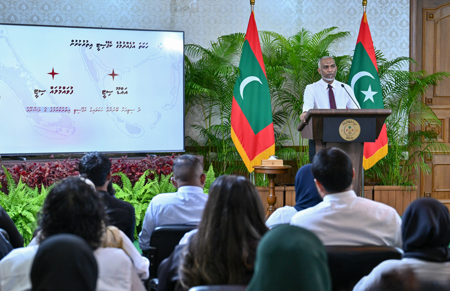 ނޫސްވެރިންތަކެއް ރައީސް އޮފީހުގެ ޕްރެސްއެއްގައި: މީޑިއާ ރެގިއުލޭޓް ކުރަން ހުށަހަޅާފައިވާ ބިލާ މެދު ނޫސްވެރިން ގެންދަނީ ކަންބޮޑުވުންފާޅުކުރަމުން. -- ފޮޓޯ | މިހާރު